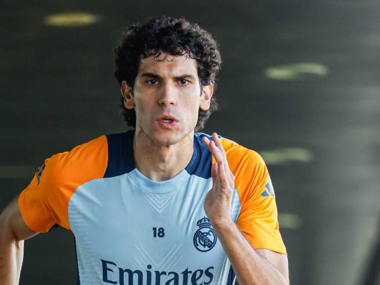 “Solo acumula un partido y casi la lía sobre el terreno de juego. Termina su contrato en 2025 y su futuro está más que decidido: no continuará”, señala la prensa española sobre Jesús Vallejo.