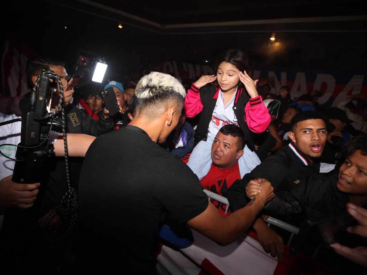 Uno de ellos fue Andy Najar, quien tuvo el gesto de saludar a algunos de los hinchas.