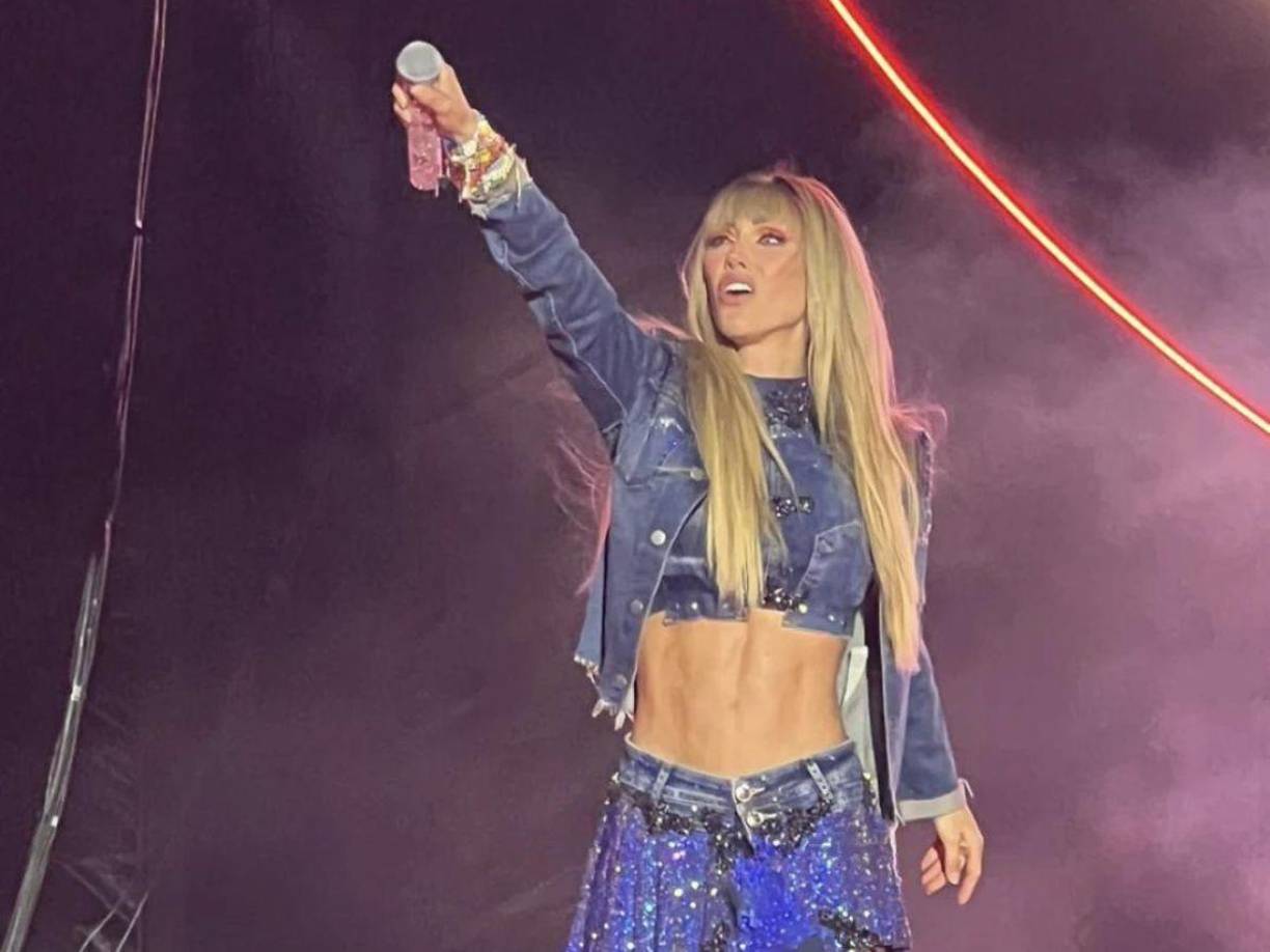 Anahí también se llevó el show con espectaculares notas alcanzadas pese a su tímpano perforado con temas como Ser o parecer, misma que los fans ansiaban escuchar de nuevo, entre otros temas que tuvieron los arreglos originales.