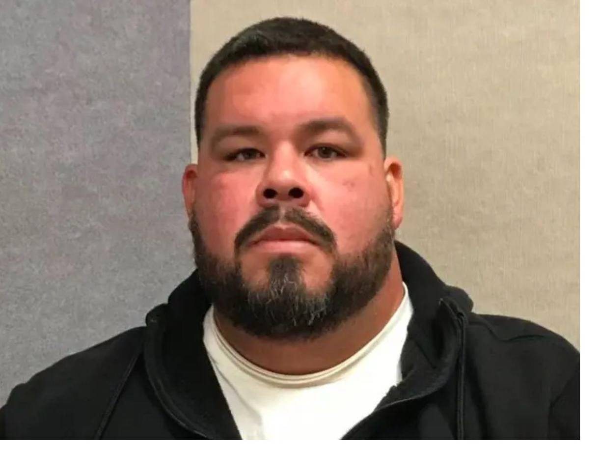 Los detectives dijeron que sospechan que Nickroo también operaba un perfil falso en las redes sociales para solicitar selfies explícitos de los estudiantes. Los investigadores están tratando de identificar a las víctimas, pero la mayoría asistía a la escuela secundaria Simi Valley, dijo la policía. 