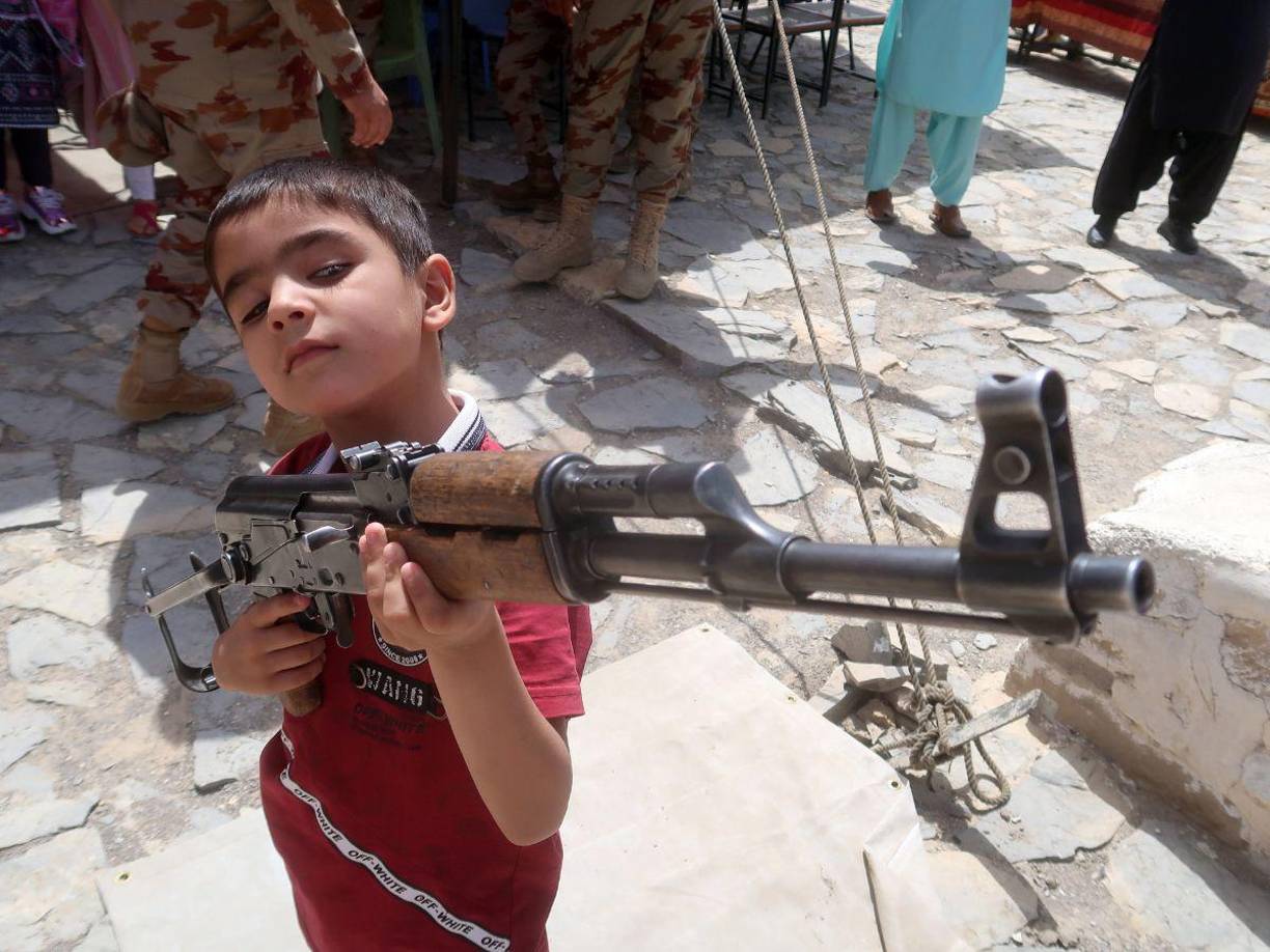 Los actos por el Día de la Defensa son celebrados a lo largo del país, donde incluyeron oraciones, exhibiciones aéreas u ofrendas florales en tributo a los soldados paquistaníes fallecidos en acto de servicio. Niños cargan armamento como símbolo de patriotismo.