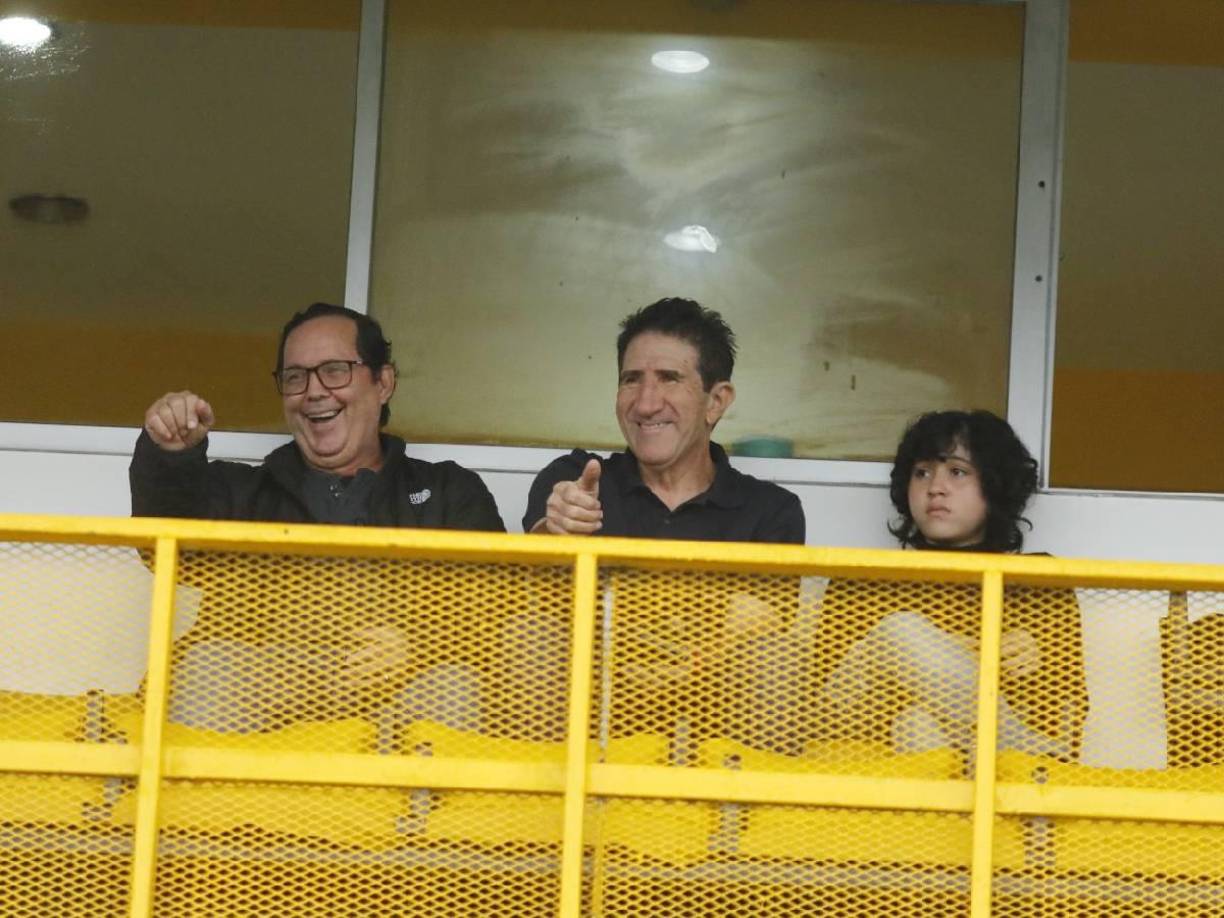 Con un invitado sorpresa. Tras su salida como DT de Real Sociedad, Héctor Vargas fue visto desde el palco del Estadio Morazán. 