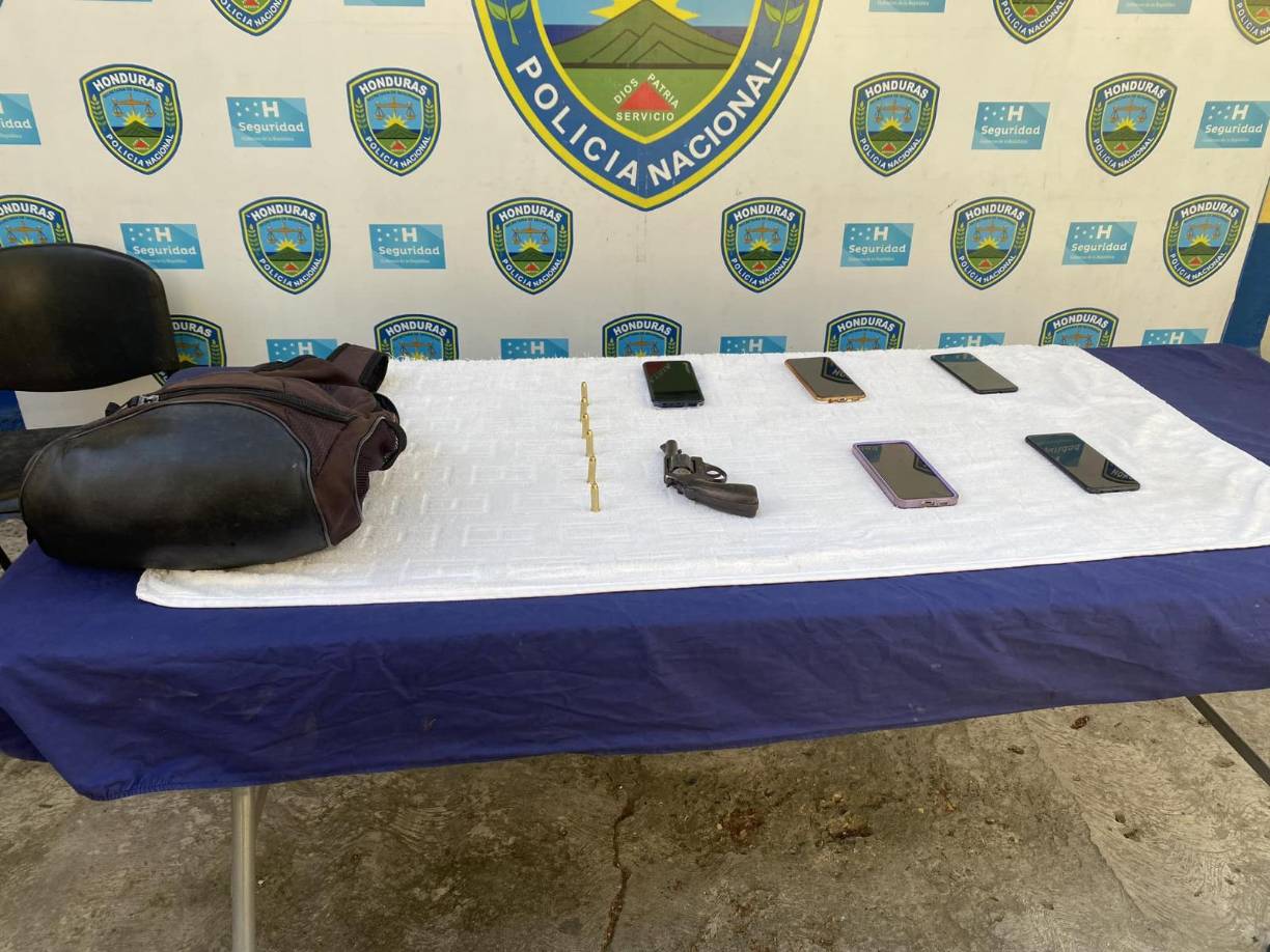 Se les decomisaron una pistola y cinco celulares de las personas afectadas.