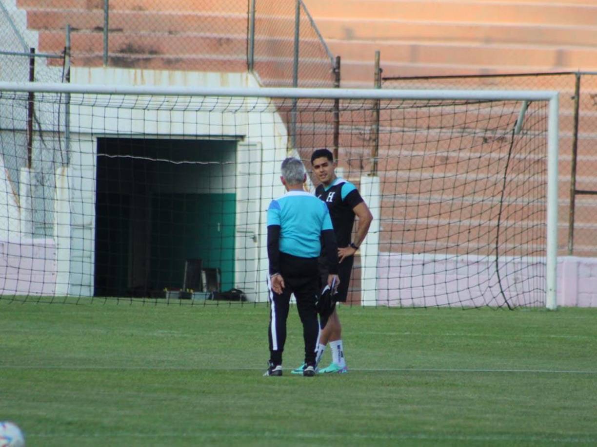 Reinaldo Rueda dialogó a solas con Luis Palma por varios minutos. El catracho salió con molestias en el juego de ida. 
