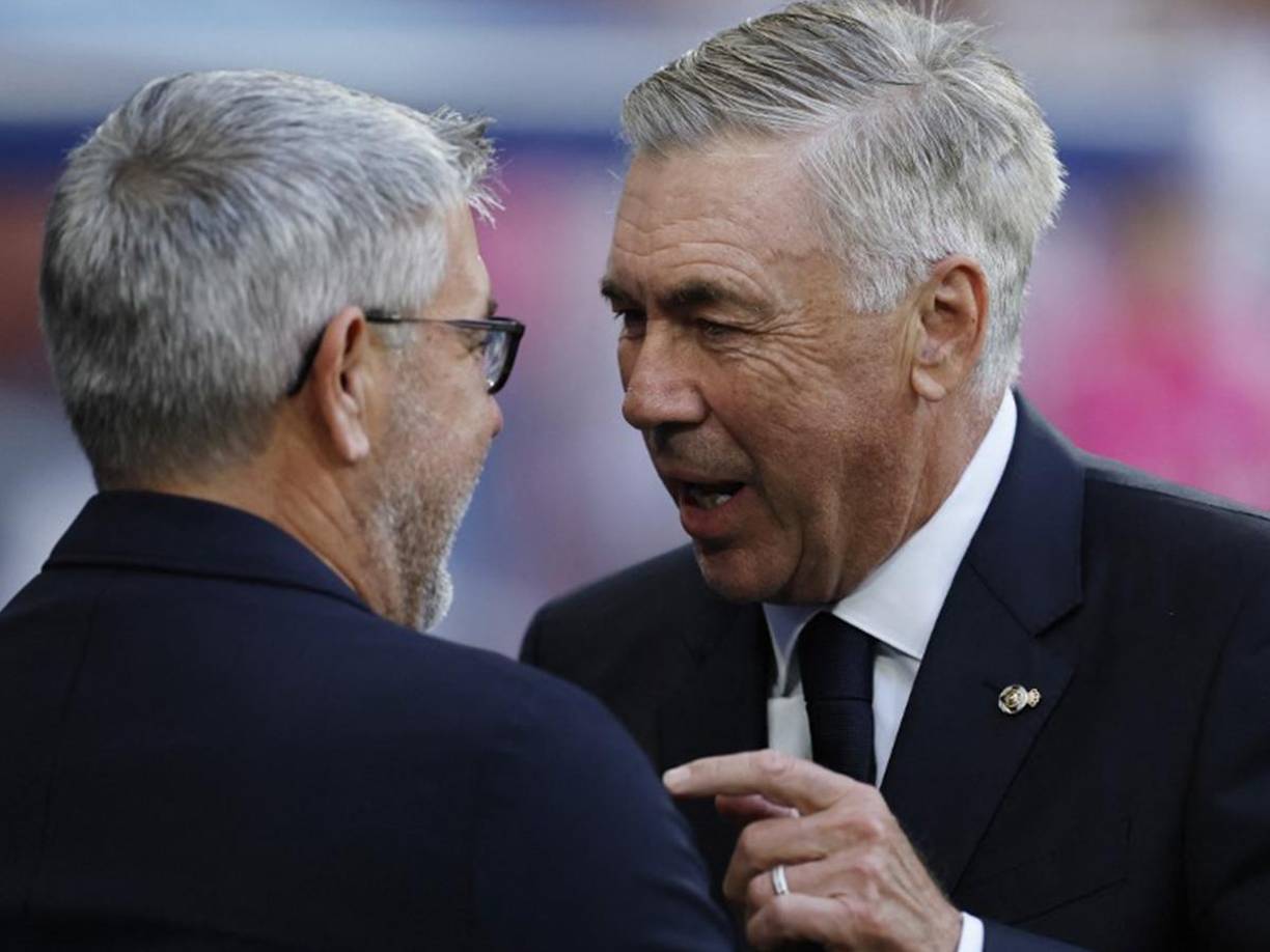 Carlo Ancelotti dialogó con Urs Fischer, DT del Unión Berlín, antes del comienzo del juego. 