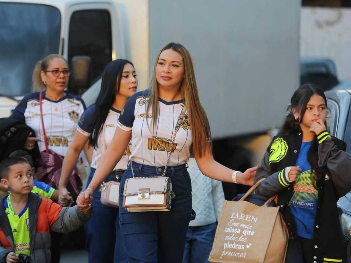 Las hermosas seguidoras del Olancho FC que han llegado al estadio Nacional Chelato Uclés.