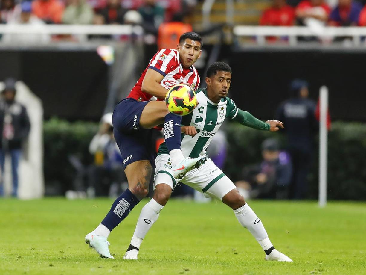 En el duelo donde el Santos perdió 0-1 en casa de las Chivas de Guadalajara por la primera jornada, el delantero hondureño comenzó el partido en el banquillo de suplentes e increíblemente en la segunda parte dejó con diez al cuadro lagunero.