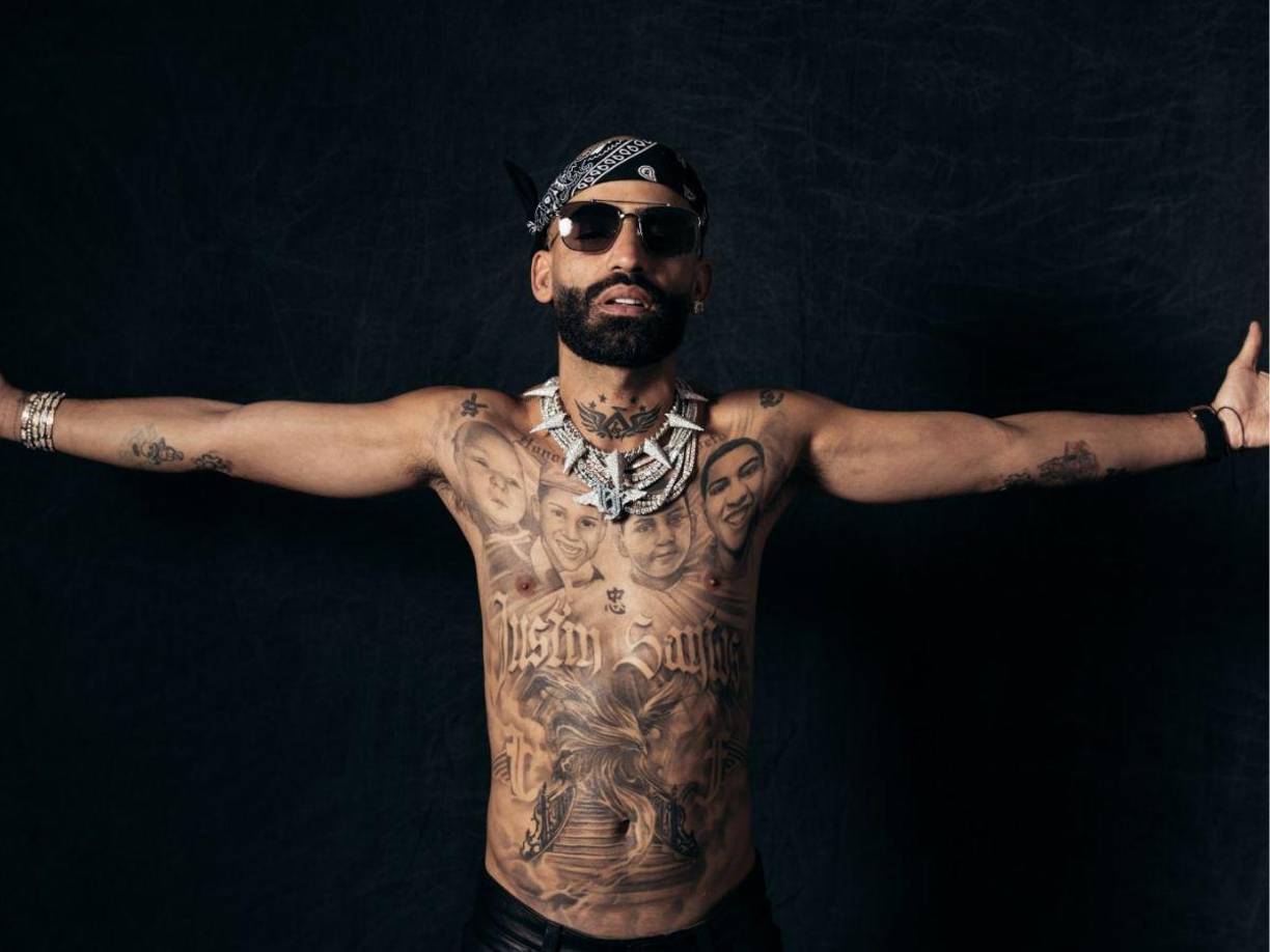 Lo que comenzó como comentarios e indirectas en redes sociales escaló rápidamente a una “tiraera” musical con el lanzamiento del sencillo FN8 de Arcángel, una sorpresiva respuesta a la disputa que ha mantenido con Anuel en las plataformas digitales.