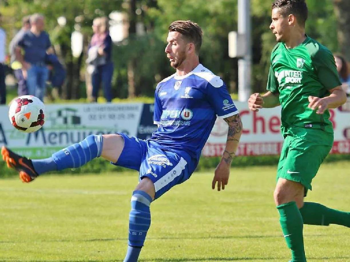 Los servicios emplearon un desfibrilador en un intento de salvar la vida del jugador, pero no pudieron reanimarlo.