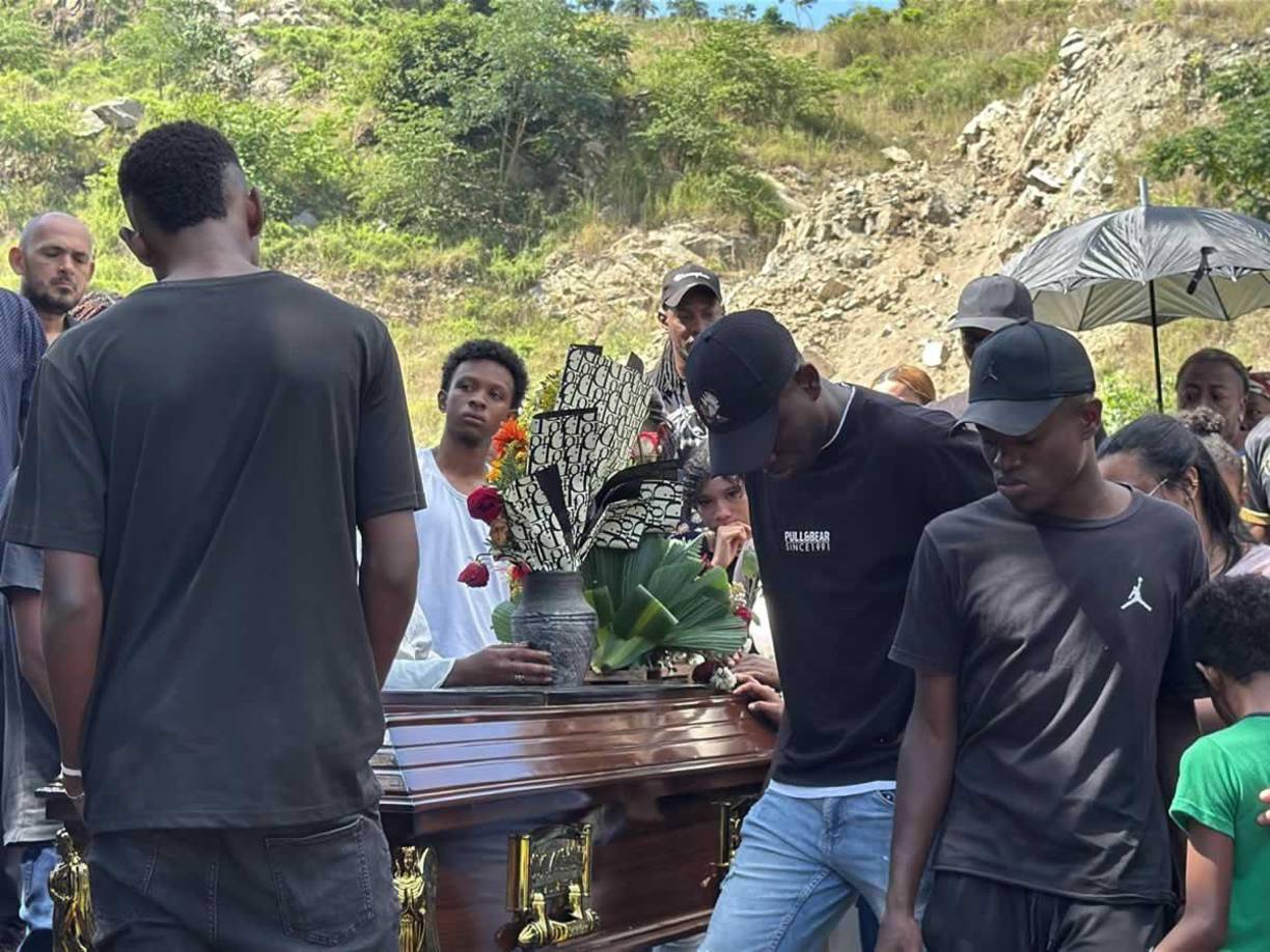 Wesly Decas no pudo contener el llanto por el dolor de la muerte de su progenitora.