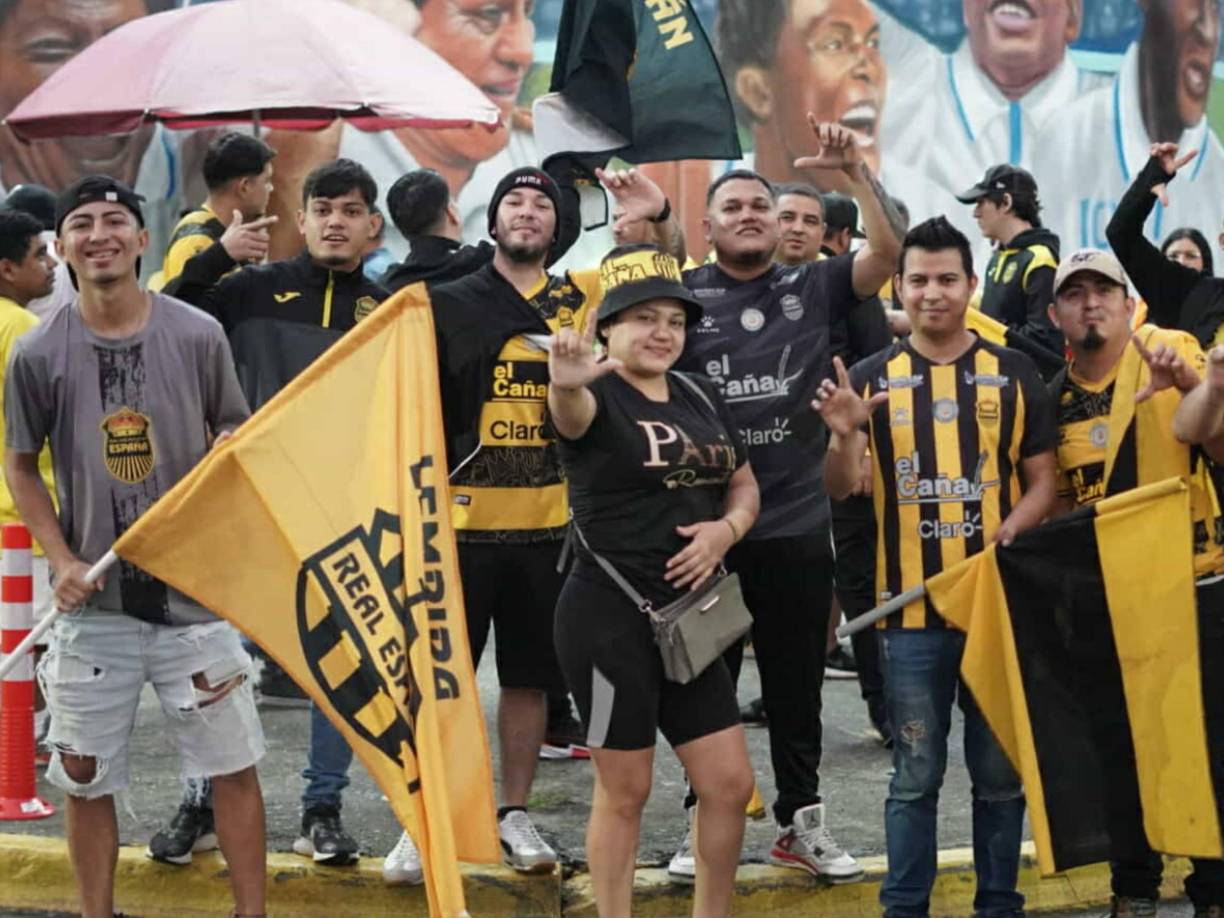 Seguidores de la máquina se apostaron desde muy temprano en las afueras del estadio Morazán. 