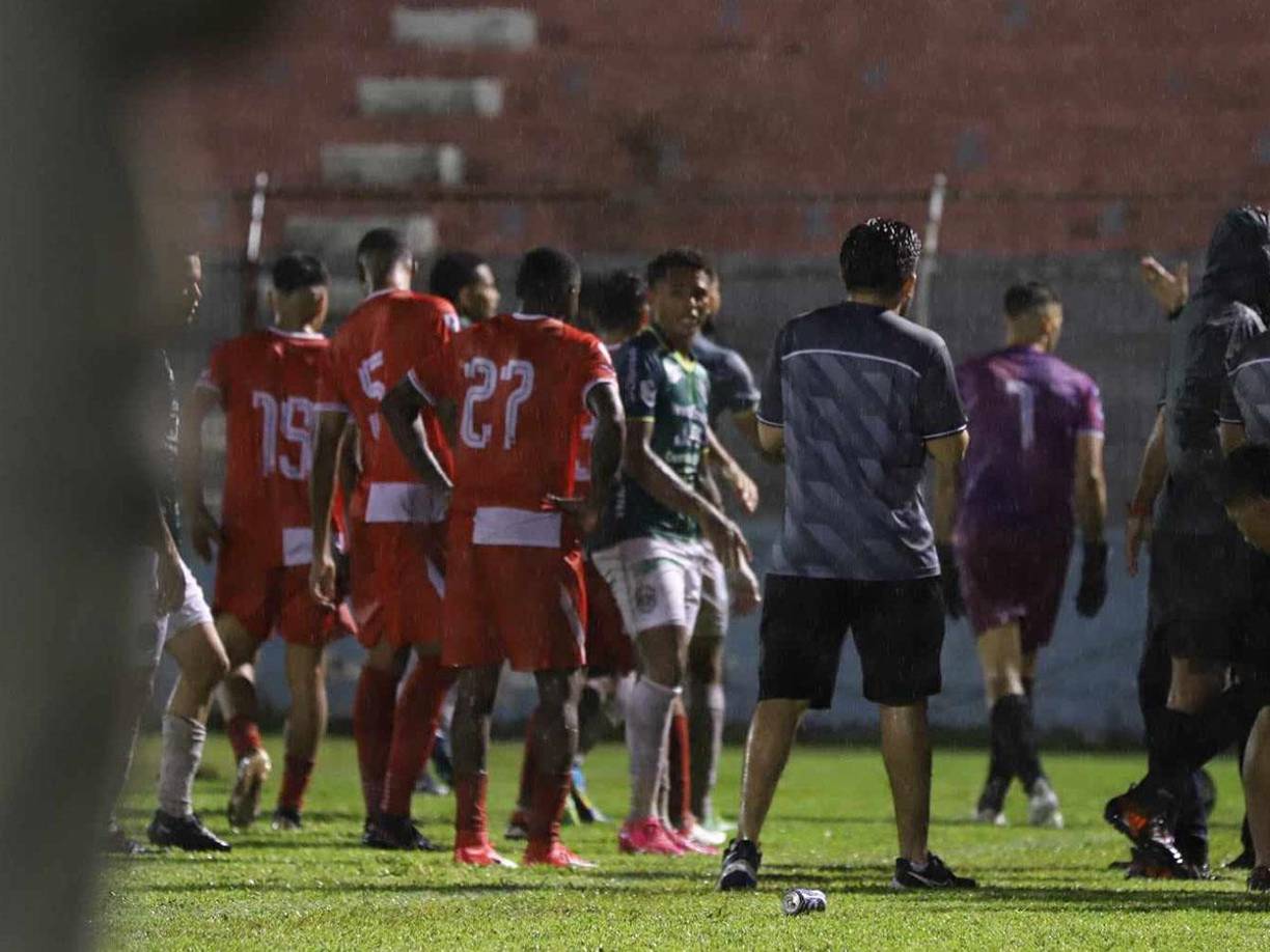 El asistente Ebler Martínez dio por válido el tanto, pero ante la trifulca que hizo el equipo cocotero, el central José Valladares le consultó y al éste no estar seguro, decidió anular la diana. 