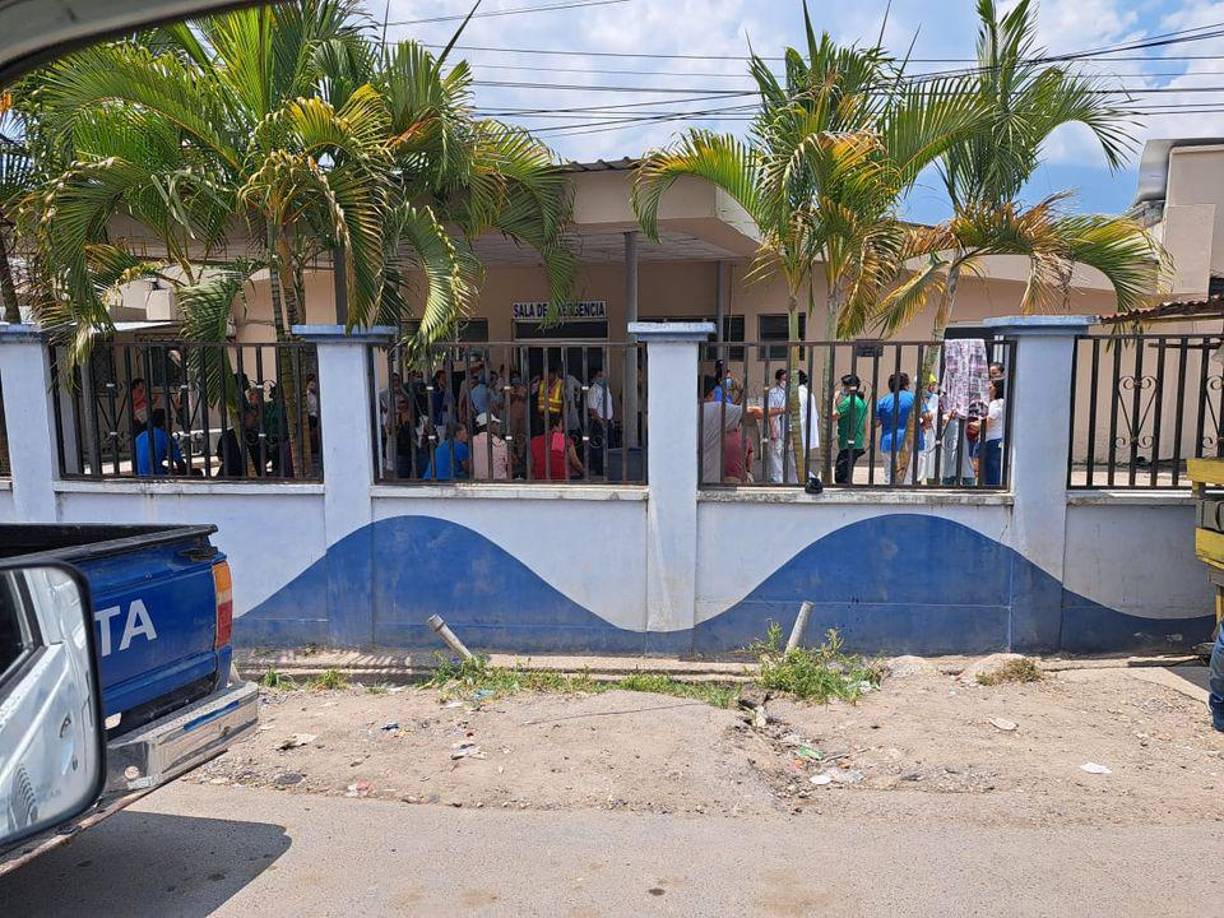 Muchos amigos llegaron al hospital integrado de Santa Bárbara al saber lo sucedido a Edwin Sorto.