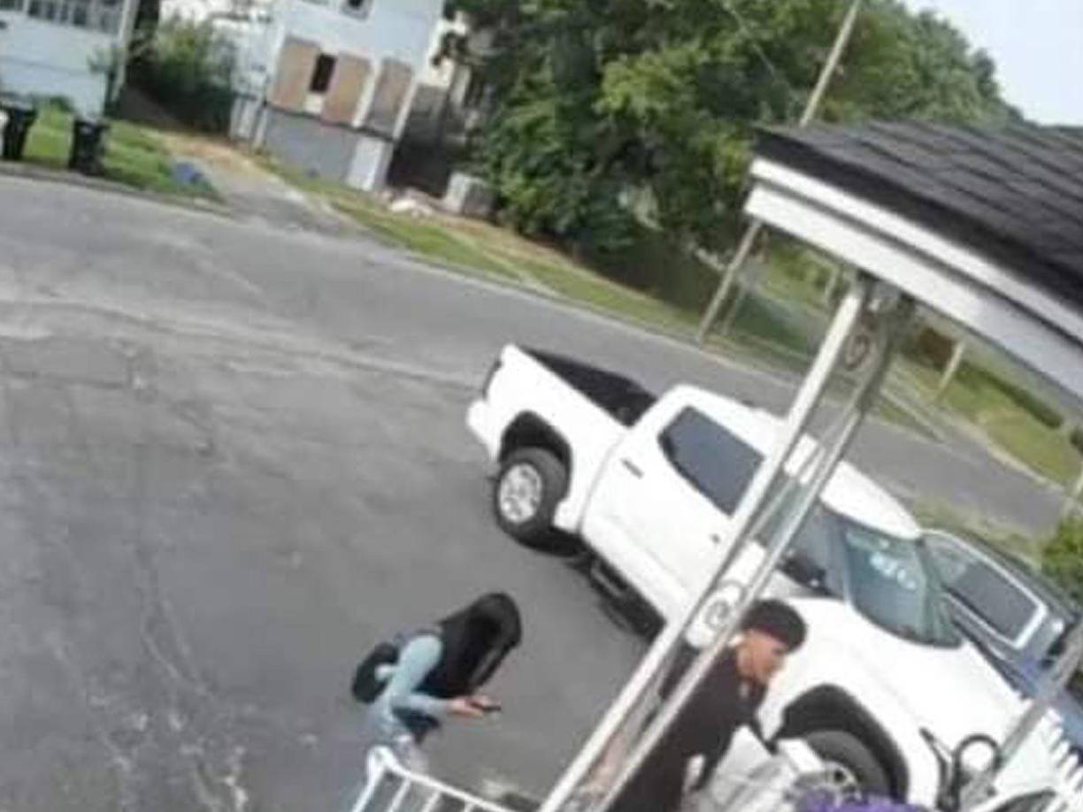 Mientras cargaba su cuerpo inerte sobre su espalda, pasó una patrulla policial que parecía no darse cuenta de lo que estaba pasando.