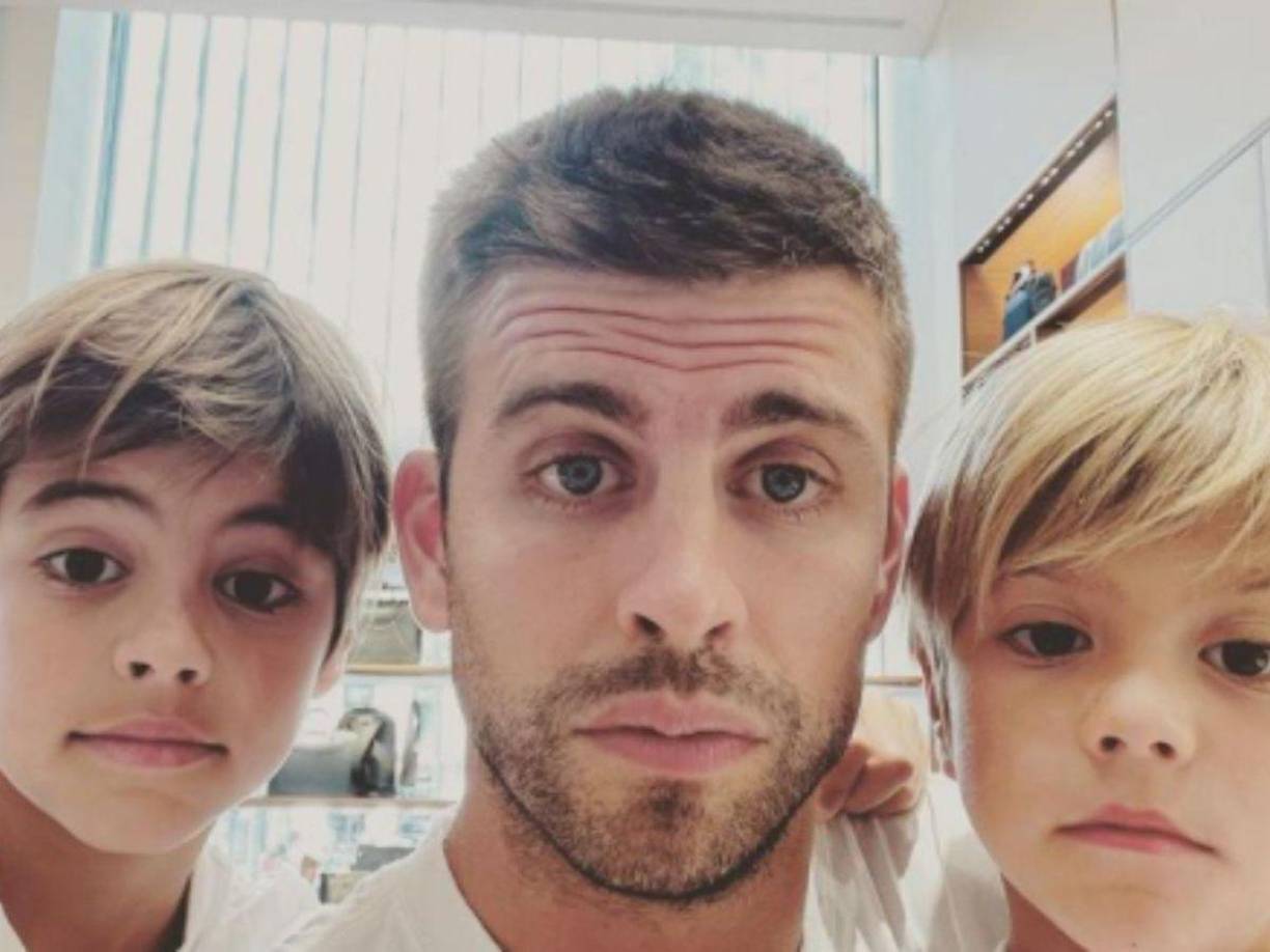 “Hablan de la manipulación que Shakira está ejerciendo contra la familia, en este caso manipulando a sus propios hijos contra sus abuelos paternos, hasta tal punto que hace unos pocos días, el futbolista estuvo más de una hora intentando convencer de que entrara en casa de los abuelos”, comentó.