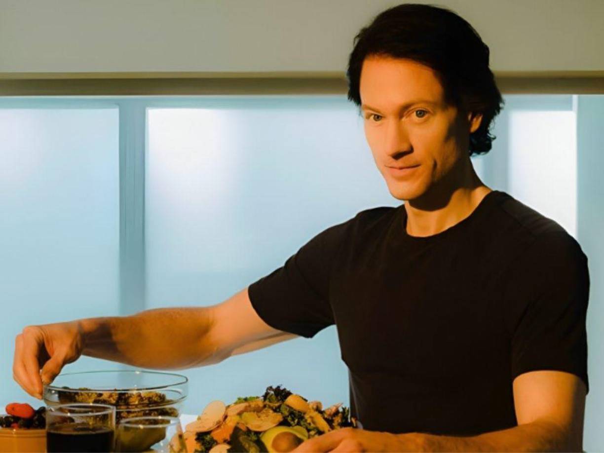 Johnson, quien últimamente ha sido criticado en línea por su rutina extrema, tiene un equipo de 30 médicos y expertos en salud regenerativa que supervisan su régimen, le dijo a Bloomberg News.