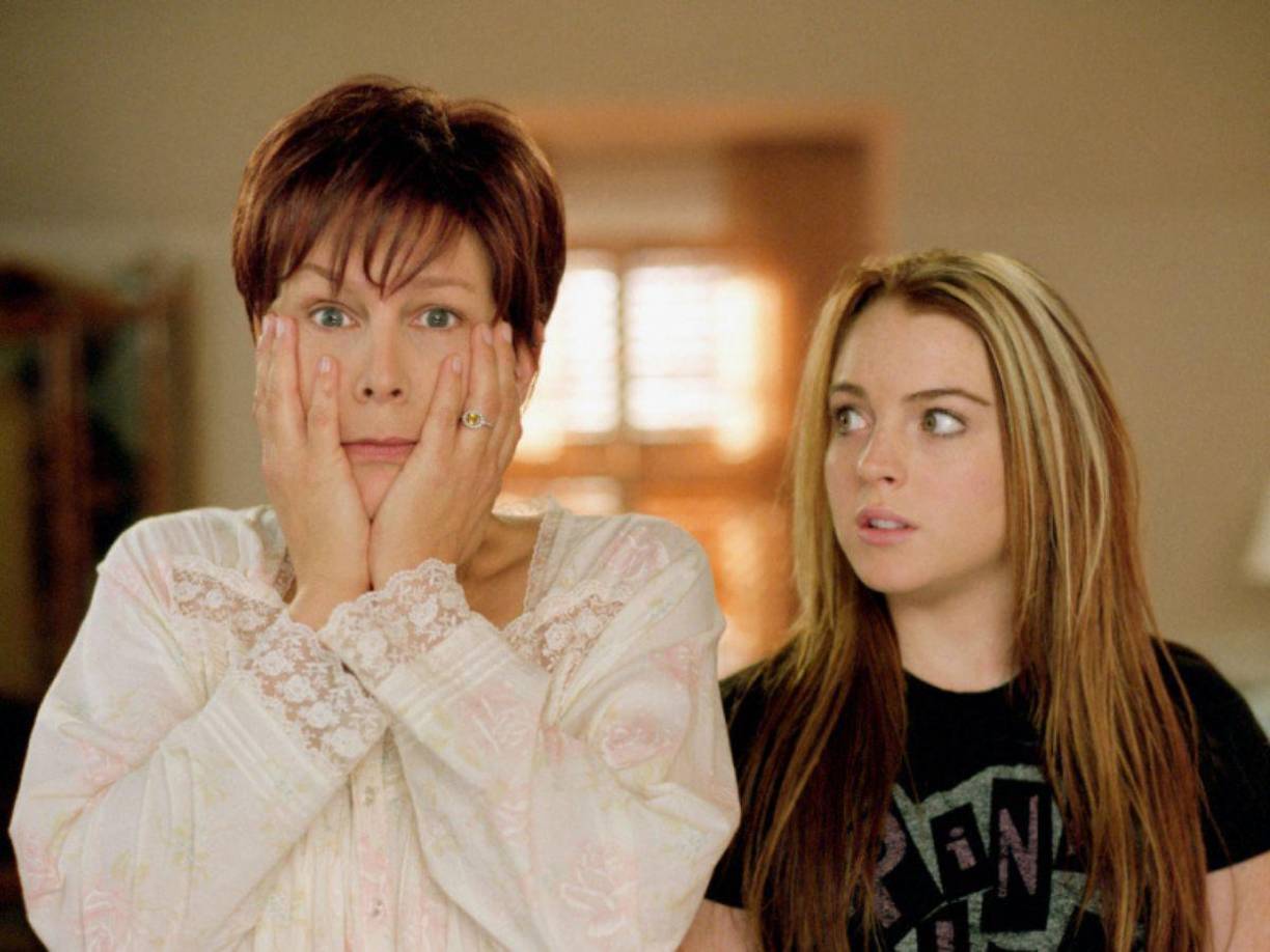 En 1983, decidió salirse de su trayectoria y probó suerte con la comedia ‘Entre pillos anda el juego’, lo que le valió un BAFTA a mejor actriz de reparto y demostró que Curtis era más que la chica que siempre se salva en las películas de terror. En 2003 junto a Lindsay Lohan protagonizó “Un viernes de locos”. 