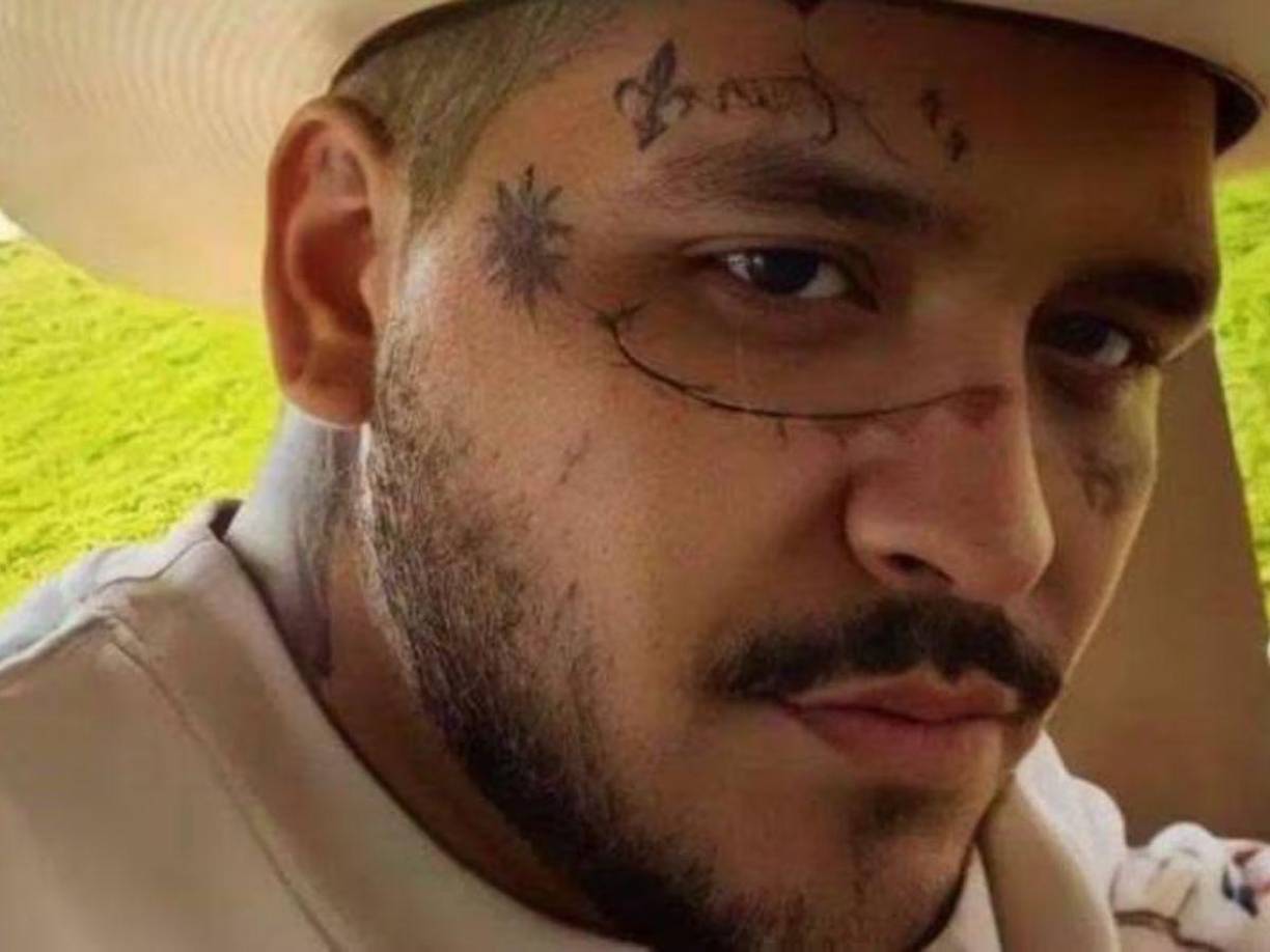 Cada sesión en Los Ángeles oscila entre mil y 4 mil dólares, lo que equivale a aproximadamente 18 mil y 71 mil pesos mexicanos, por lo que se estima que Christian Nodal ha desembolsado miles de dólares debido a la cantidad de tatuajes que tenía en el rostro.