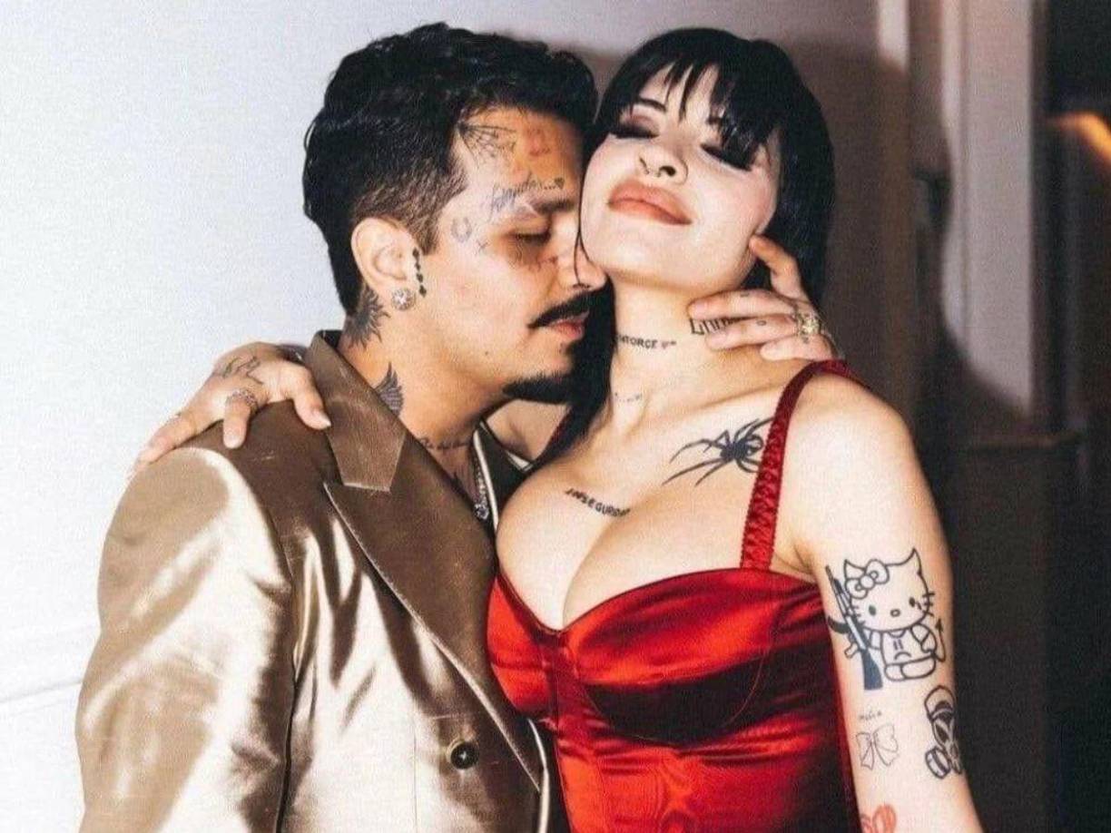 En este sentido la internauta compartió un comunicado compartido por la experta en temas de la farándula “Reina Venenosa”, quien aseguró que Cazzu está muy consternada pues las “fechas” no le cuadran. Lo más destacado es que Nodal le habría pedido a su ex que saliera a desmentir que Ángela Aguilar fue la tercera en discordia en su relación.