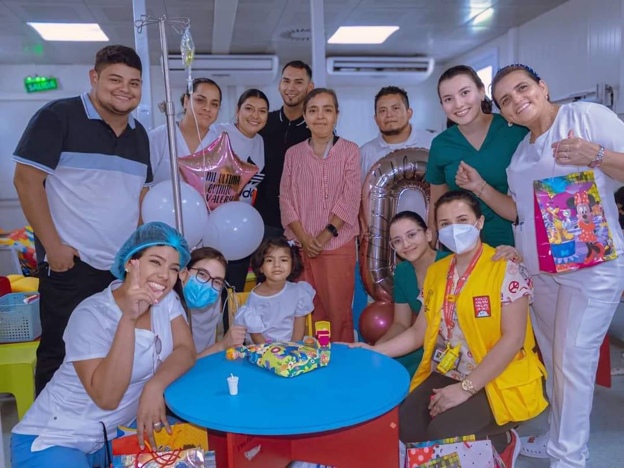 Personal del Mario Rivas y la Fundación Hondureña para el Niño con Cáncer celebraron con Valery su triunfo sobre el cáncer. Fue una de esas celebraciones que quedan grabadas en el corazón.