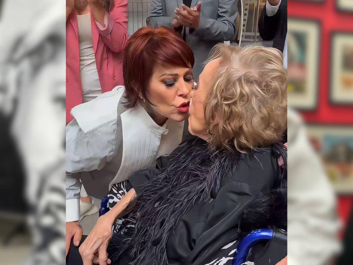 Por su parte, Alejandra Guzmán, hija de la actriz, también reveló que se encontraban celebrando y aseguró que le regaló cosas para el frío, porque ya va a empezar esa temporada del año.