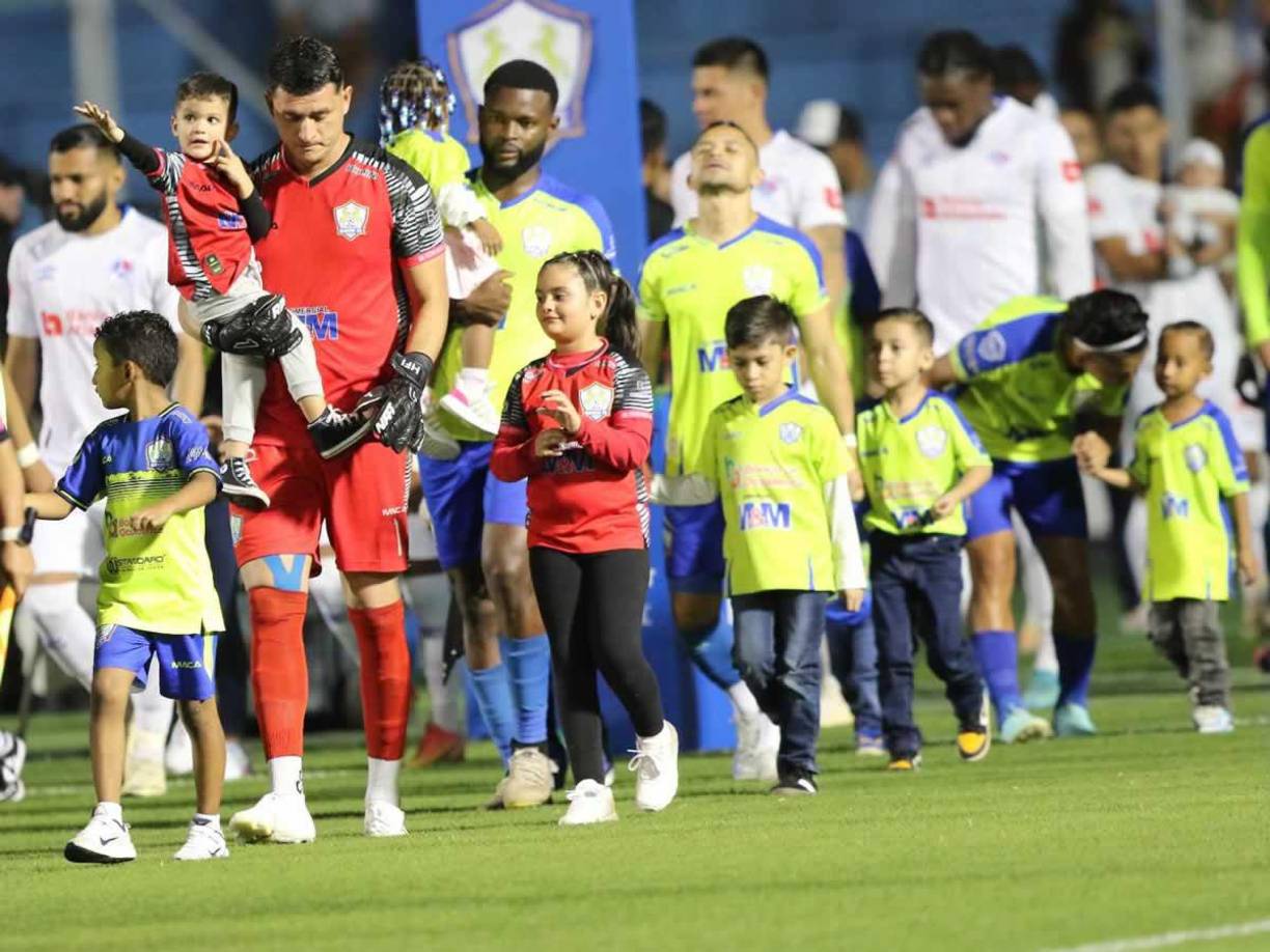 Los jugadores del Olancho FC y Olimpia salieron a la cancha acompañados de niños y niñas.