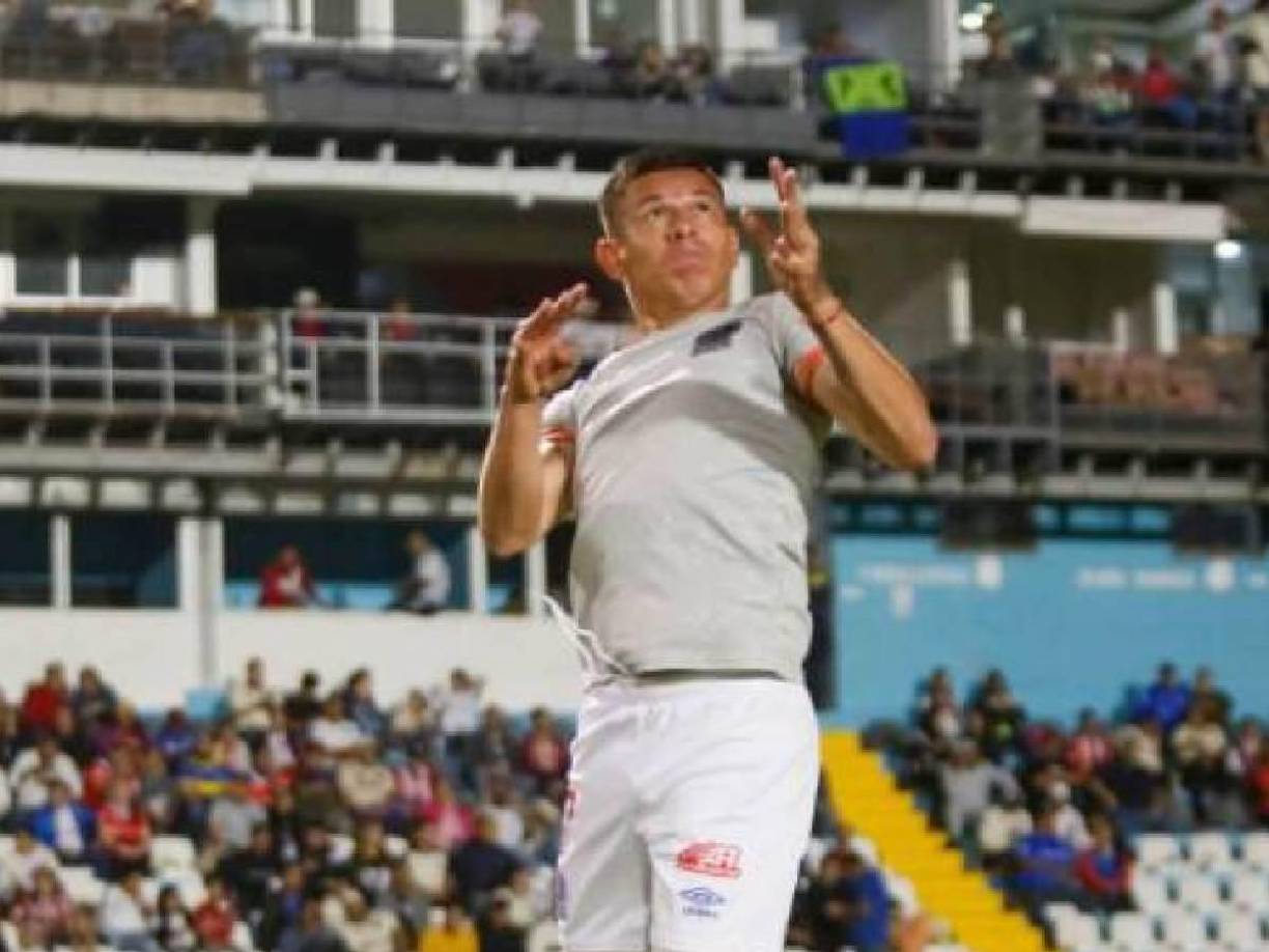 Defensa central: Jonathan Paz apunta para ser uno de los centrales ante los Azules y marcar a Auzmendi.