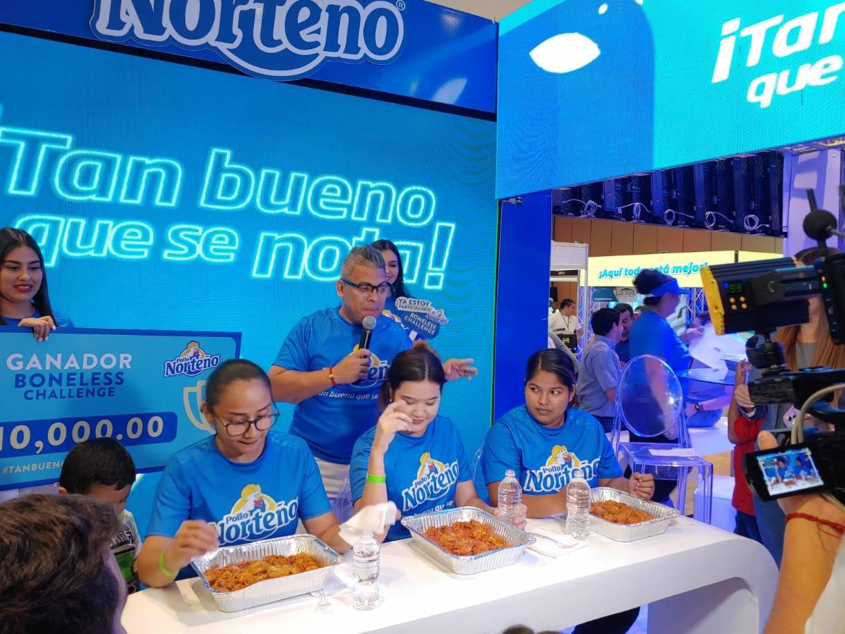 Para este desafío se invitó a tres grupos de tres personas, sumando un total de 9 participantes. Los grupos debían competir por quiénes eran “los más comelones”.