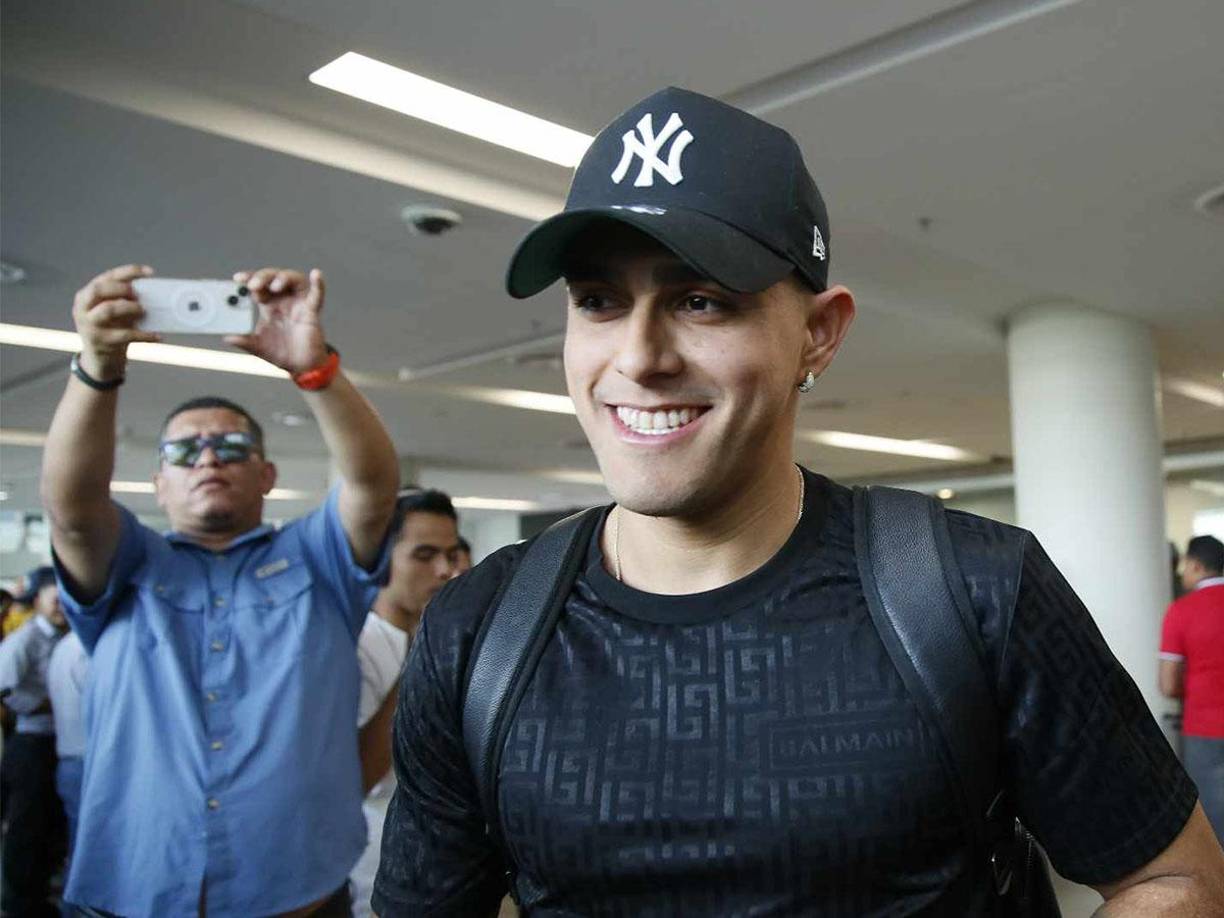 Luis Palma desató locura tras llegar al Aeropuerto de Palmerola. 