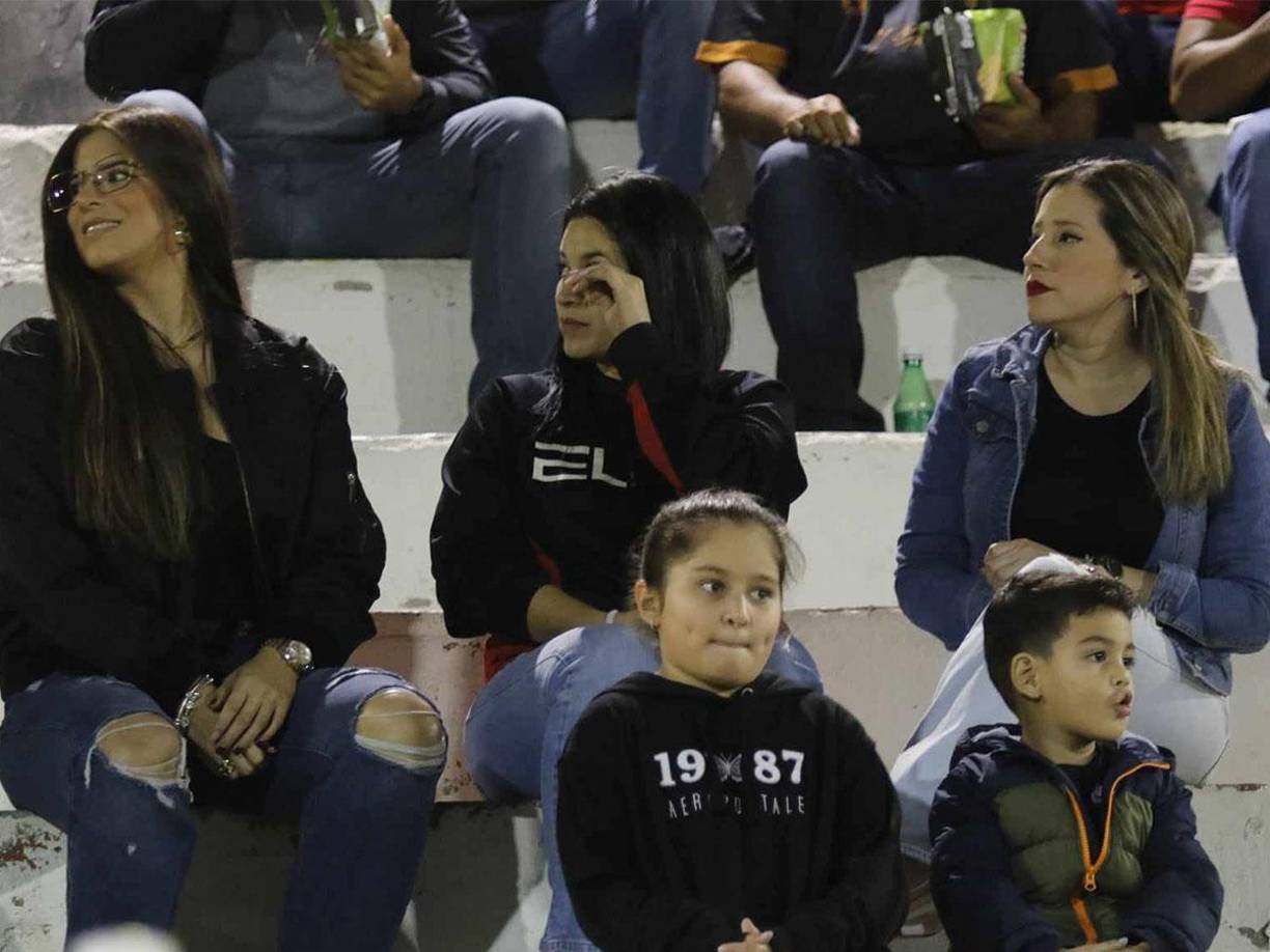 Las tres lindas chicas que cautivaron en la Gran Final de la Liga de Ascenso entre Independiente y Juticalpa FC.