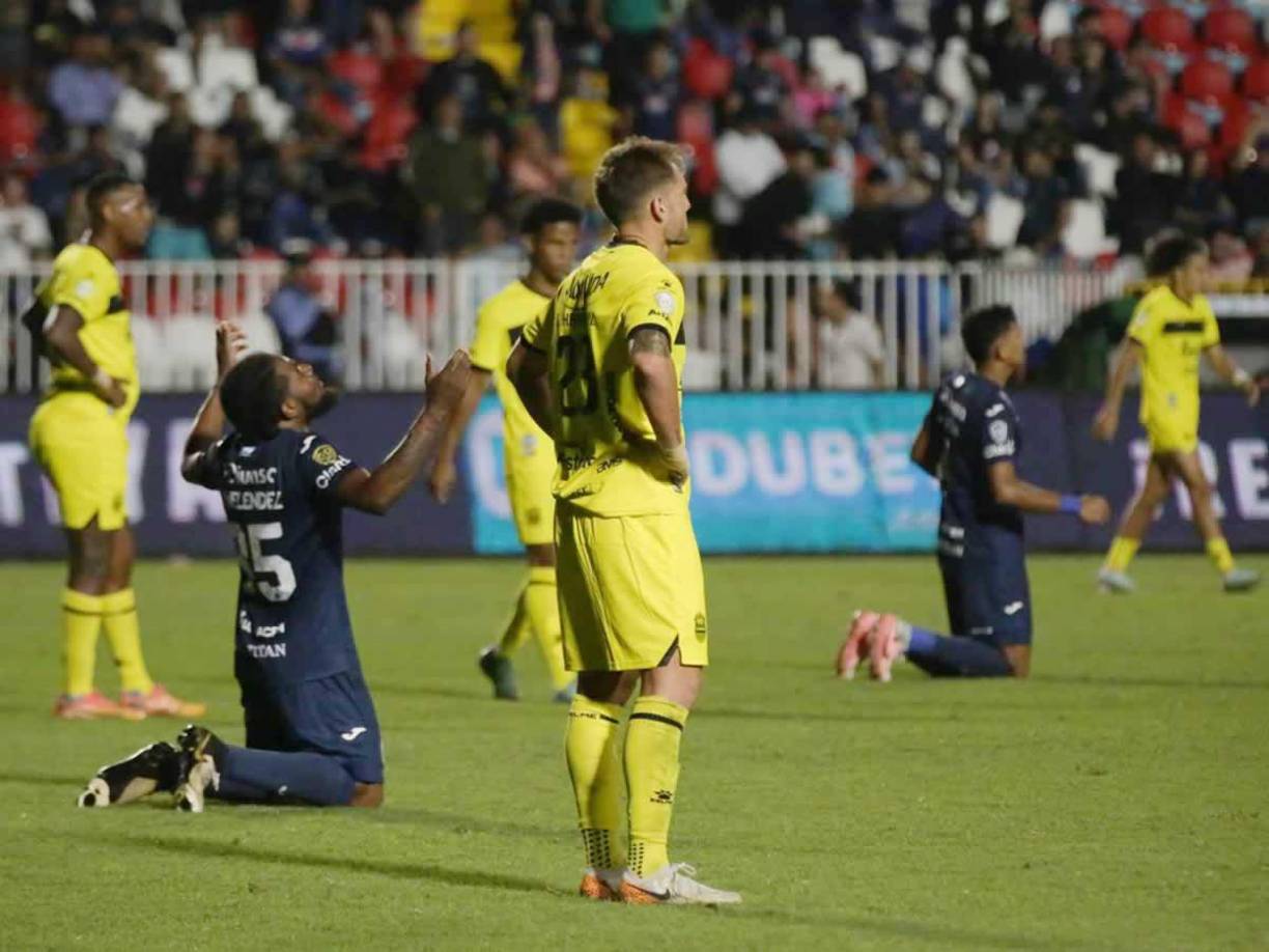 Otro proceso que fracasa. La tristeza en el rostro de los jugadores del Real España por la eliminación en semifinales contra el Motagua.