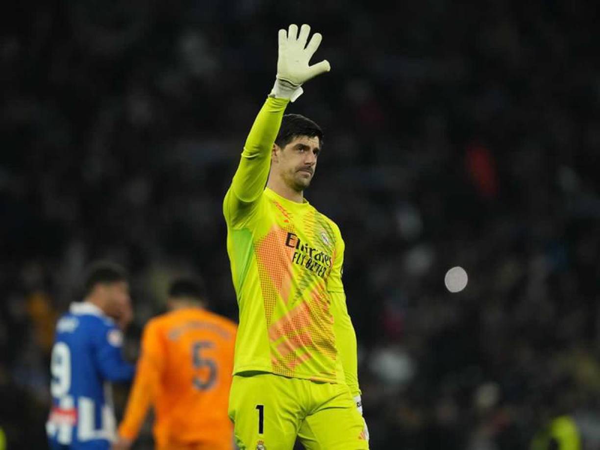 Thibaut Courtois agradece a los aficionados del Real Madrid que asistieron al RCDE Stadium del Espanyol.