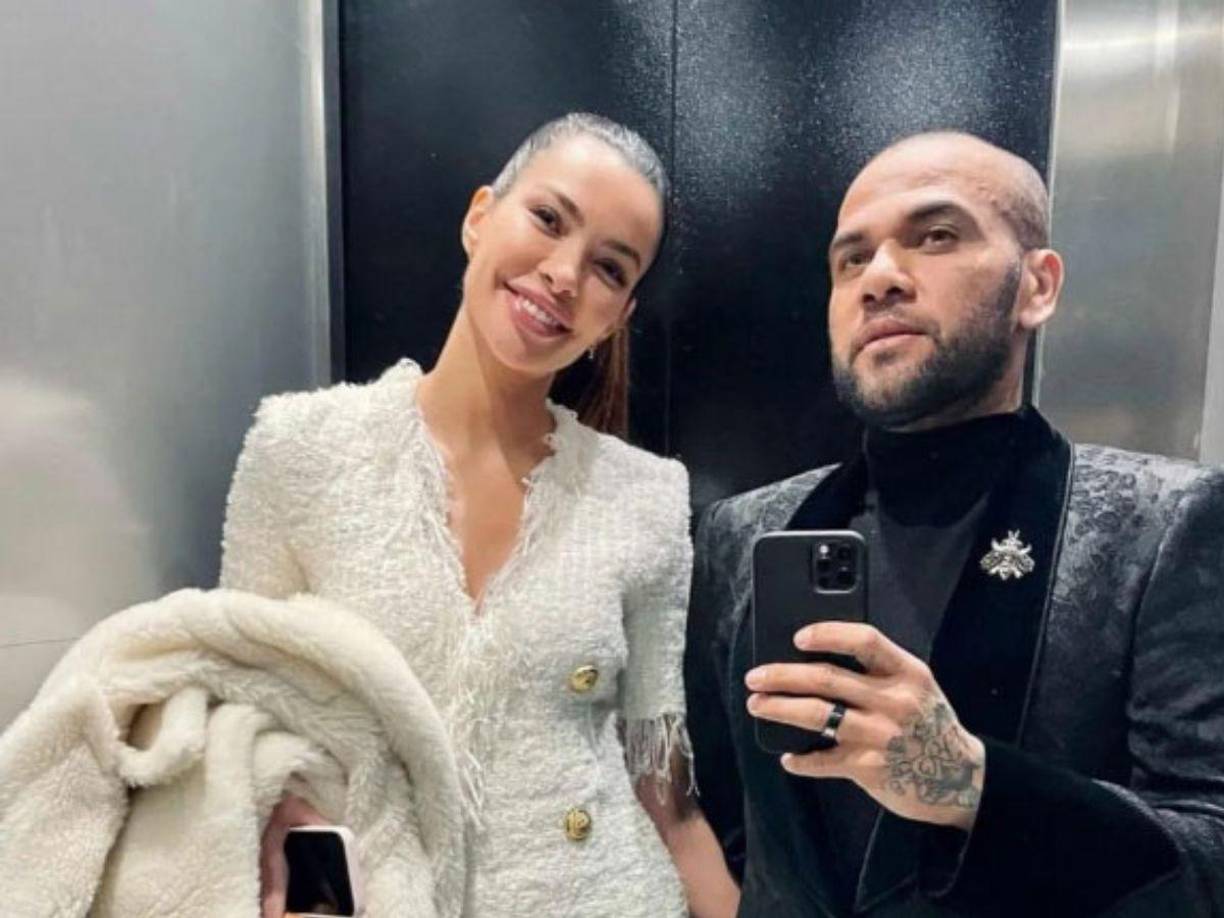 ‘El Programa de Ana Rosa’ dio a conocer que luego de que se revelaran algunas pruebas de que Dani Alves habría sido responsable de lo que se le acusa, Joana Sanz decidió ya no apoyarlo más y se dio cuenta de que estaba equivocada, por lo que ahora “cree en el relato de la víctima” y para muestra de ello, le solicitó el divorcio a través de sus abogados.