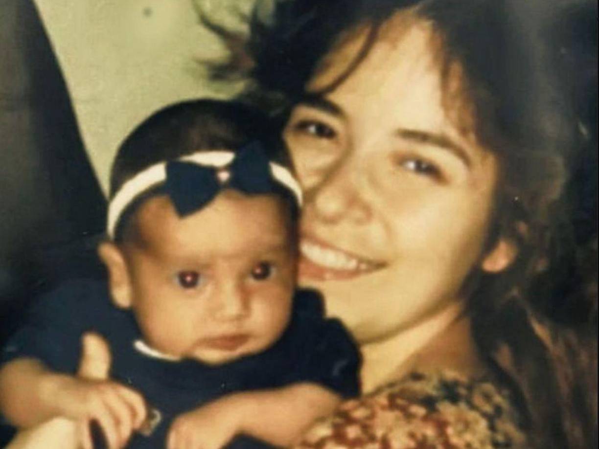 En dicha fotografía se ve una Gloria Trevi adolescente, sin gota de maquillaje y su ya clásico cabello alborotado, sin embargo, lo que llama la atención de la fotografía es la gran sonrisa y ojos con un brillo especial de la cantante, mientras ésta sostenía en sus brazos a la bebé de tan solo meses de nacida.