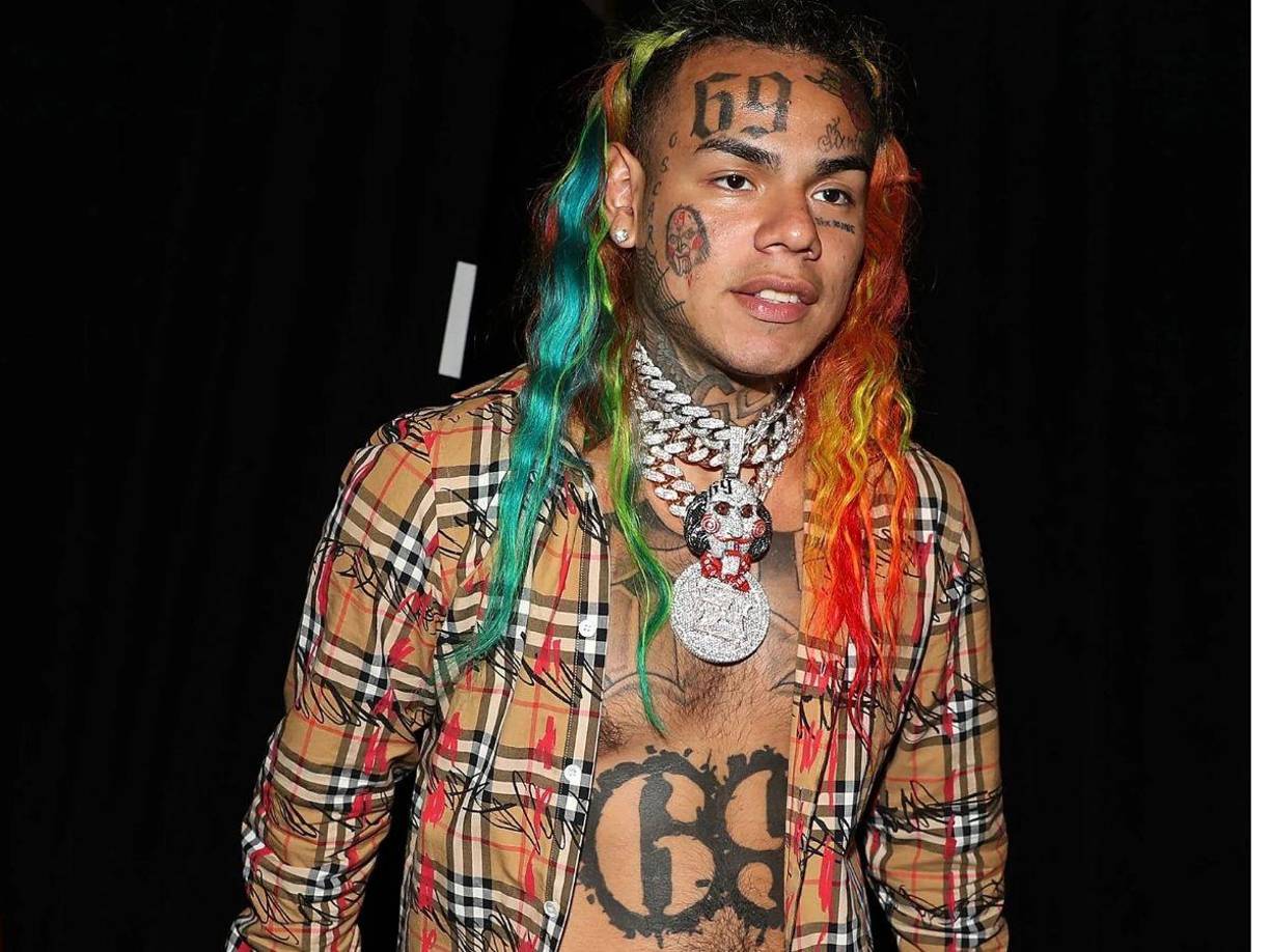 Tekashi 6ix9ine fue arrestado y fichado en República Dominicana a horas de la noche de este domingo 15 de octubre luego de ser acusado de una presunta golpiza a dos productores el pasado jueves 12.