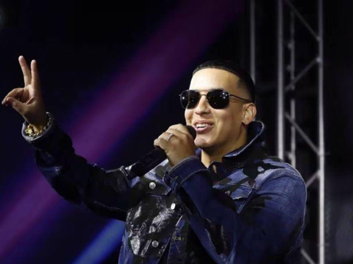 “Mi gente, este día para mí, es el más importante de mi vida. Y se los quiero compartir, porque no es lo mismo vivir una vida de éxito que una vida con propósito”, arrancó diciendo Daddy Yankee en un mensaje de casi tres minutos, tras concluir el espectáculo ante miles de personas en el Coliseo de Puerto Rico, en San Juan.