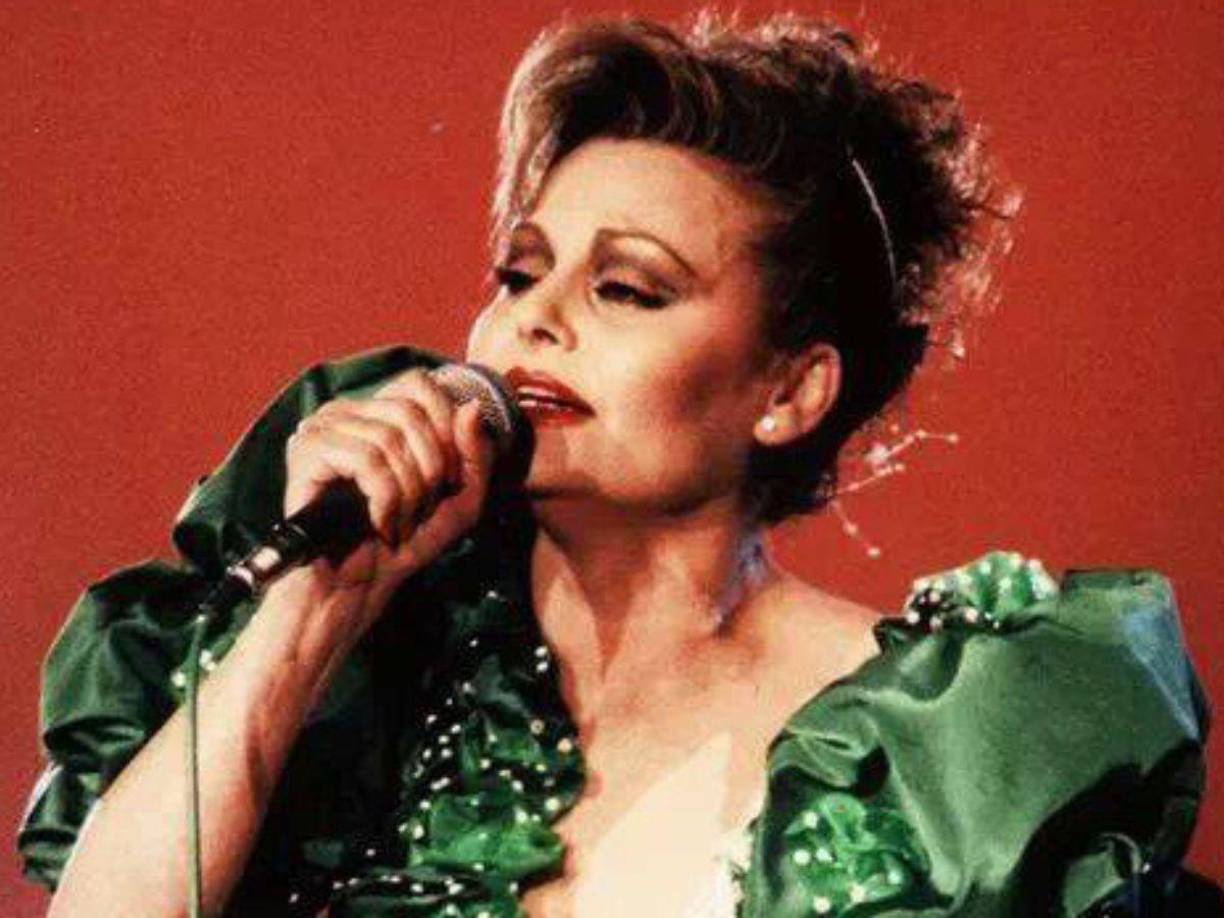 ‘La gata bajo la lluvia’ es sin duda una de las canciones más recordadas de la cantante Rocío Dúrcal y este es su origen. 