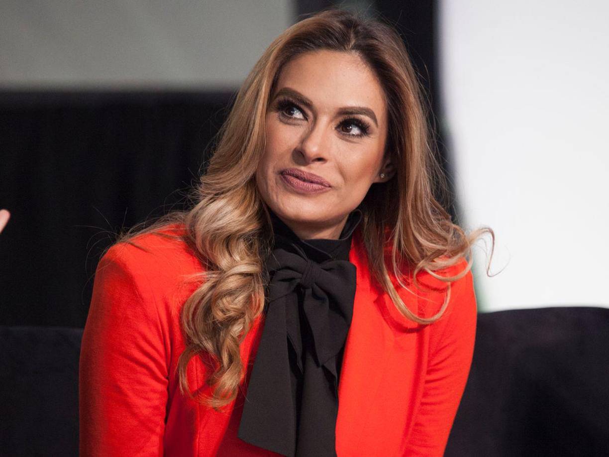 Durante la transmisión, Galilea explicó que su afonía era tan severa que consideraba una falta de respeto continuar hablándole al público en esas condiciones.