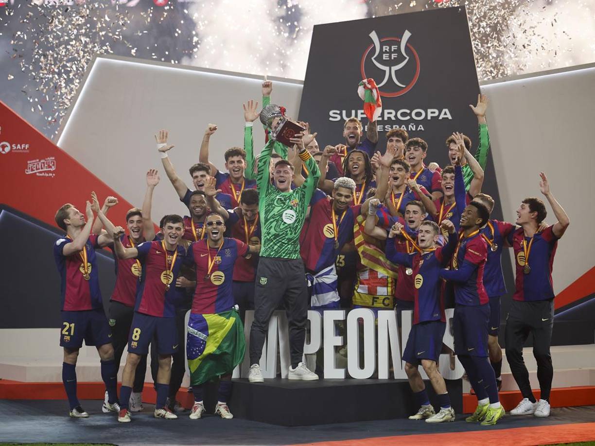 La celebración de los jugadores del Barcelona con el trofeo de la Supercopa de España.