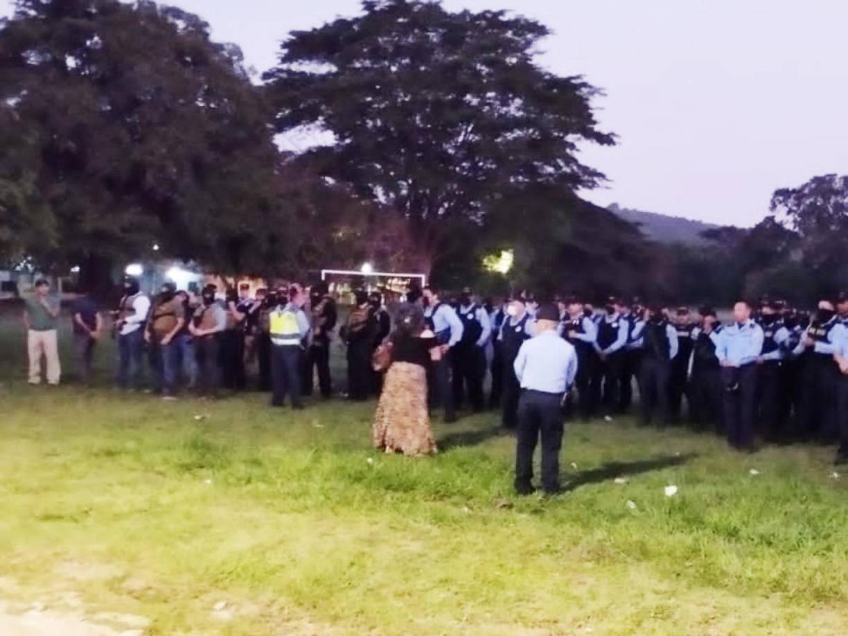 El martes, decenas de agentes policiales partieron desde el campo de la Felipe Zelaya hacia sectores aledaños de San Pedro Sula como parte de las operaciones en el marco del estado de excepción decretado por el Gobierno. 