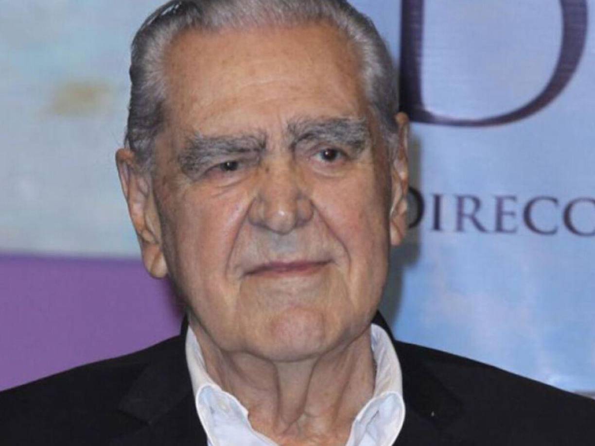 “Sigue avanzando, bendito Dios nunca me voy a quedar ciego, solamente es degeneración macular, se borra el centro, pero a mis lados veo (...) No puedo verle el rostro a las personas, luego me da pena porque me saludan muy afectuosamente y yo no sé quiénes son, para ver la cara me tengo que acercar”, explicó el actor en un encuentro con los medios retomado por “Venga la Alegría”.