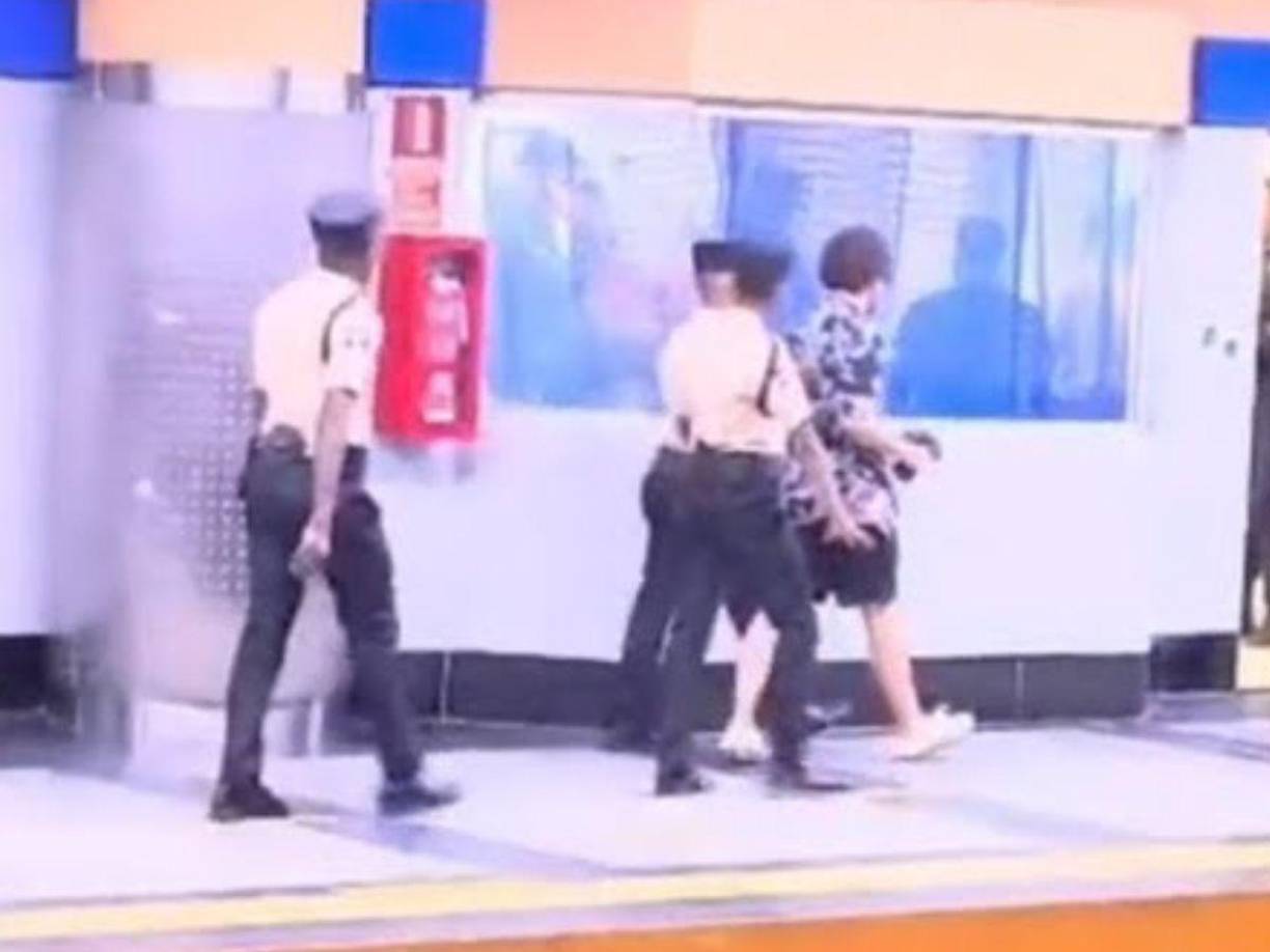 El clip compartido en plataformas sociales muestra al famoso youtuber siendo escoltado por los agentes de seguridad, antes de la detención.