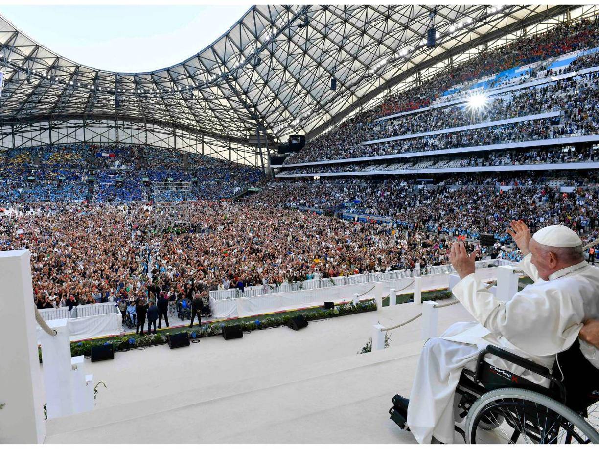 Como si fuera una estrella de rock o un futbolista del OM, miles de personas acogieron este sábado al <b>papa</b> Francisco durante una multitudinaria misa.