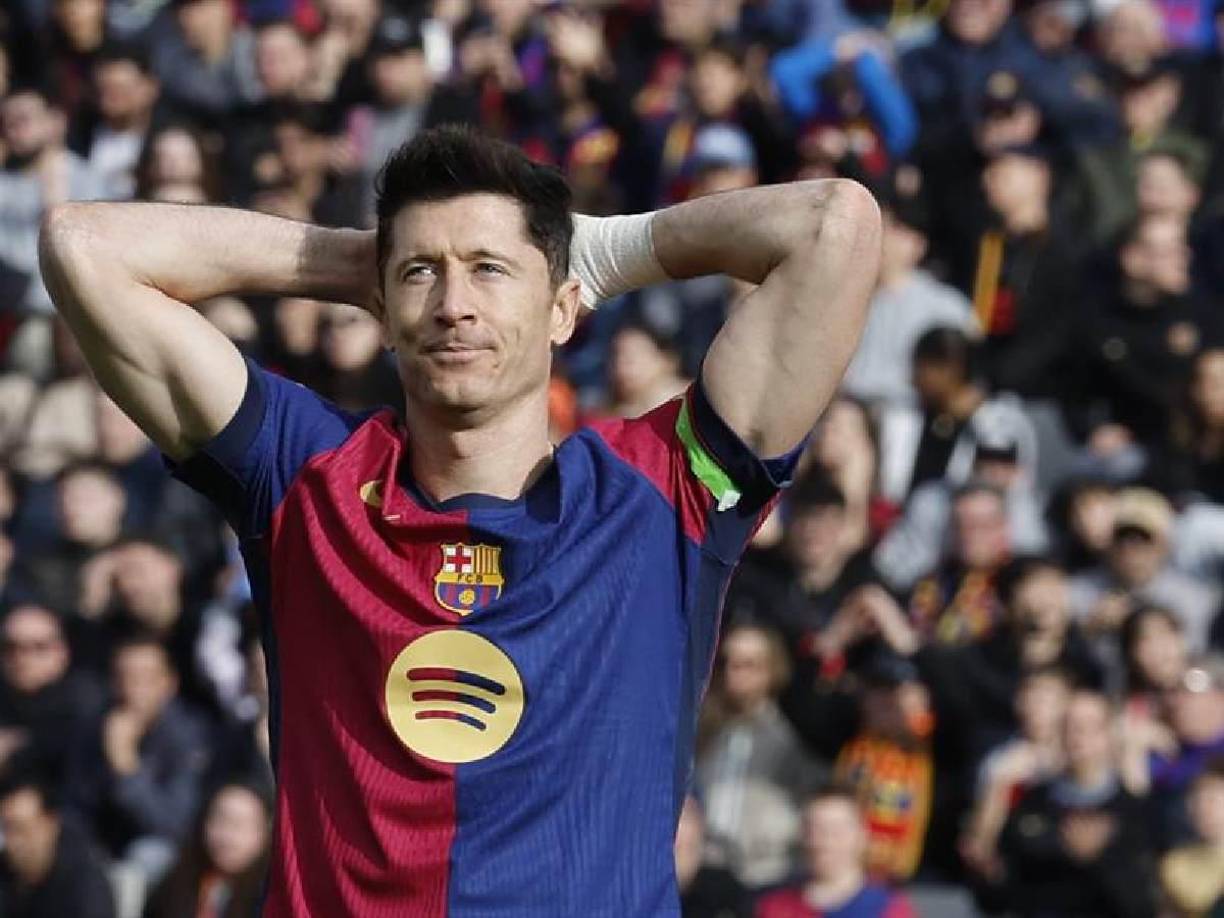 Las cosas continuaron su curso y el Barcelona no logró encajarle al Alavés en la primera parte. Los visitantes resistieron hasta el segundo tiempo.