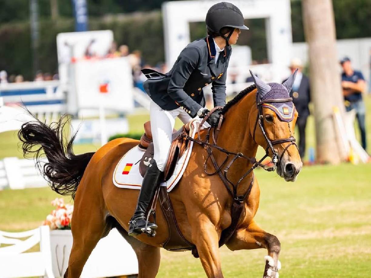 Sin embargo, lo que no esperaba el futbolista español es que Sira decidiera terminar la relación para enfocarse en su carrera ecuestre como jinete de doma.