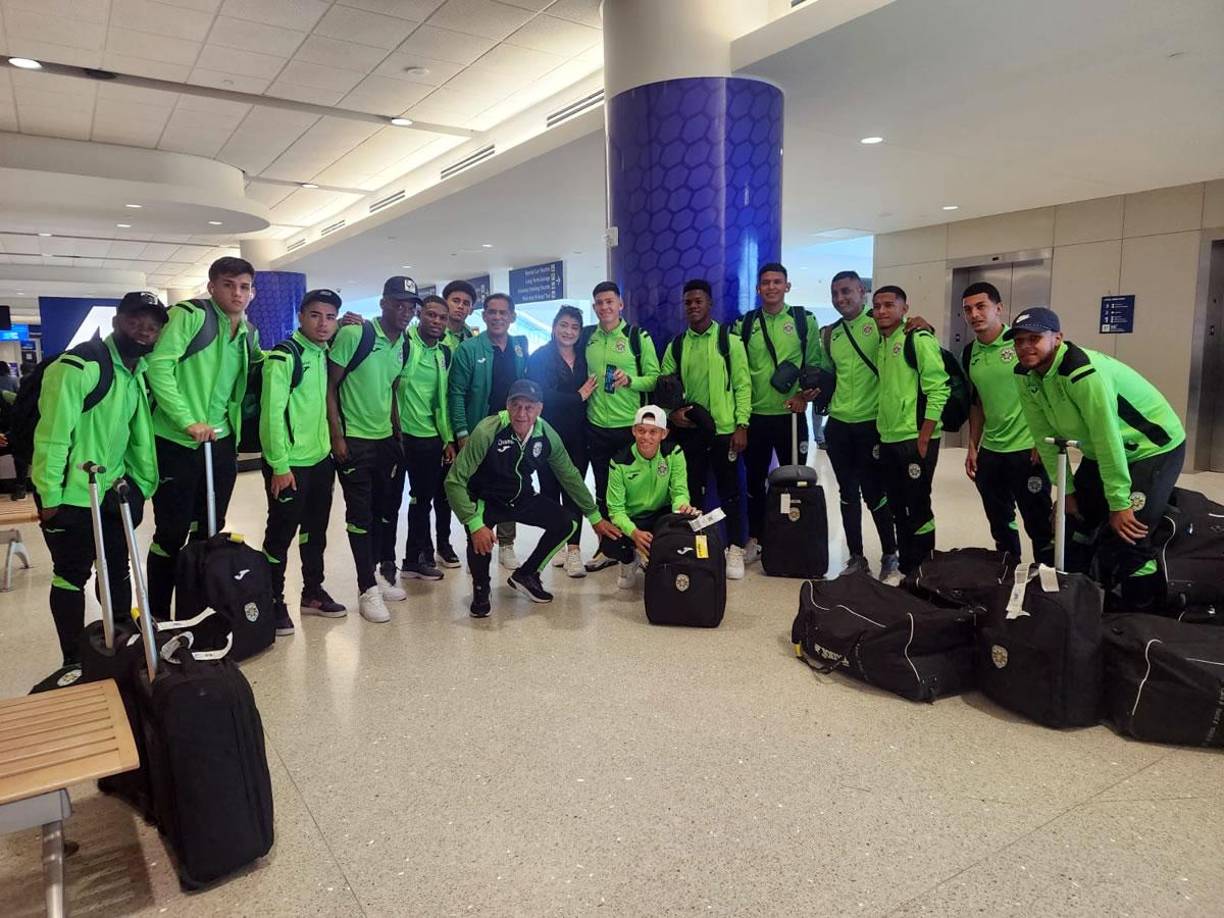 El plantel del Marathón posó junto a la hermana de Francisco ‘Chelito’ Martínez.