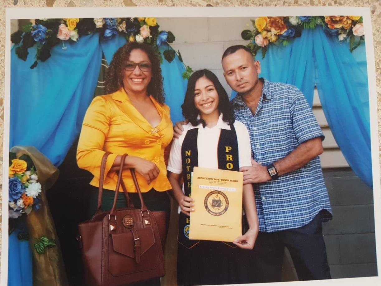 Estefany es la primogénita del hogar que conformaron María Elena Cubillo y Alex Fuentes. Se sumó al hogar Alex Jr, quien ahora roza la adolescencia.