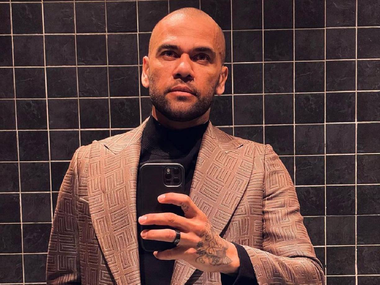 En su tercera versión, y finalmente, cuando la jueza confrontó sus explicaciones con las pruebas biológicas, sostuvo que la chica le había practicado una felación, de forma consentida.