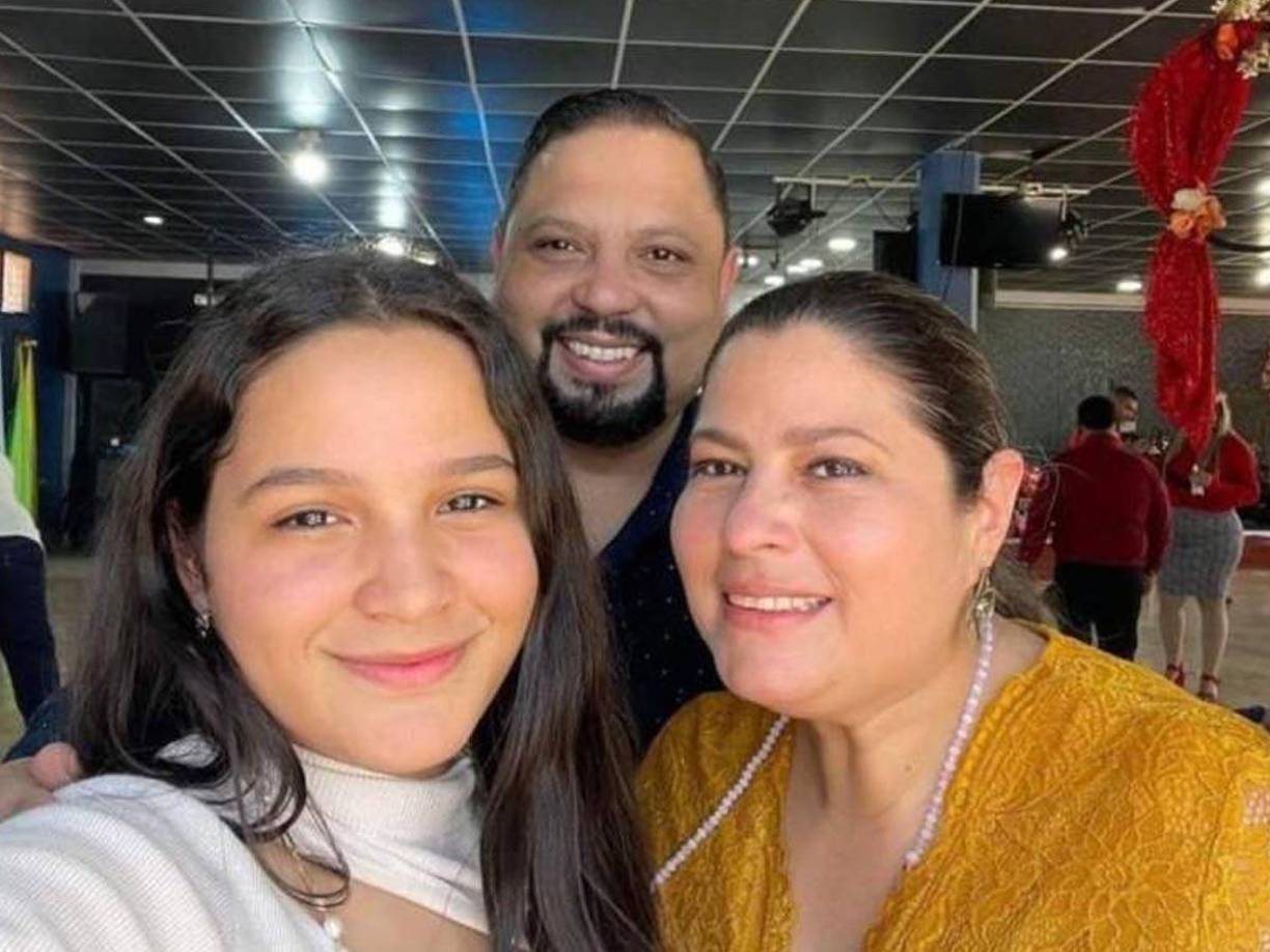 Foto en vida de Mía Cáceres junto a sus padres Mauricio Cáceres y Pamela Ordónez.