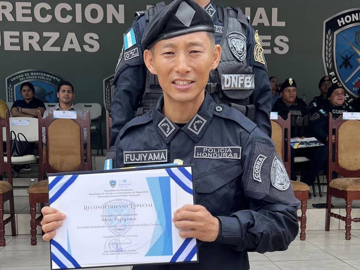 El influencer japonés Shin Fujiyama se graduó este jueves como el ‘primer Comando Cobra honorario’ en la historia de Honduras.
